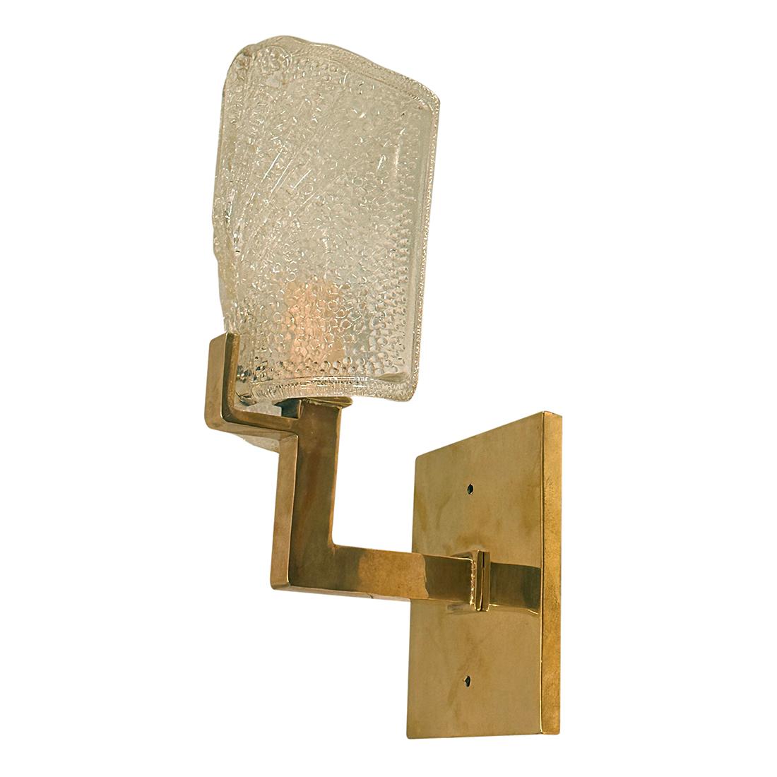 Eine Reihe von circa 1960's Französisch moderne einzelne Licht Wandleuchten mit geformten Glaseinsatz. Verkauft pro Paar.

Abmessungen:
Höhe: 11