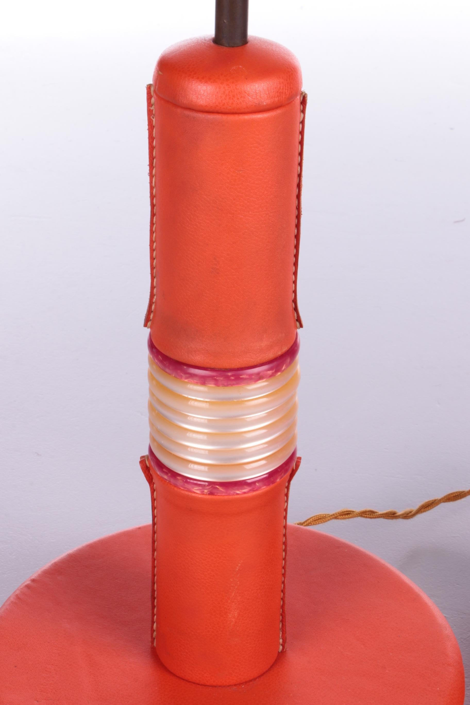 Milieu du XXe siècle Ensemble de lampes de bureau françaises tapissées de cuir orange, années 1960 en vente