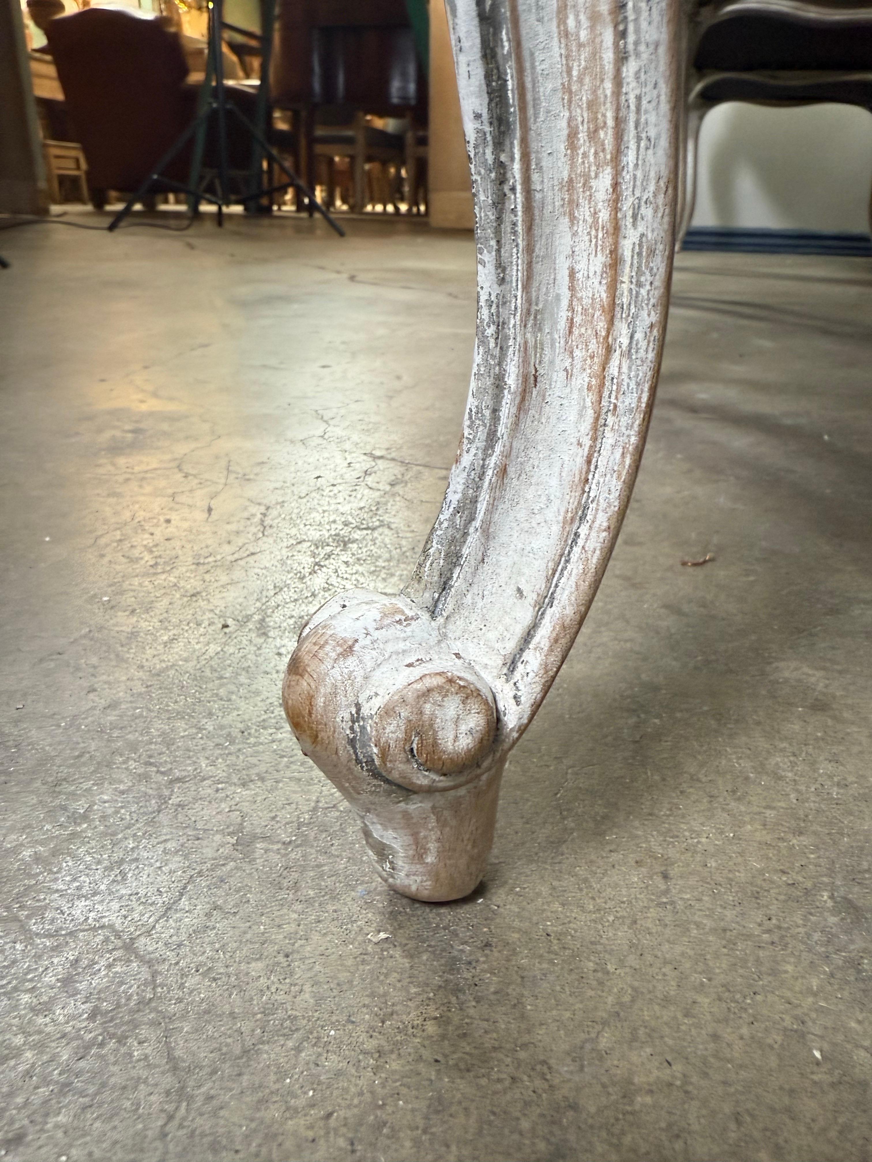 Ensemble de chaises de salle à manger peintes en français C.I.C. en vente 3
