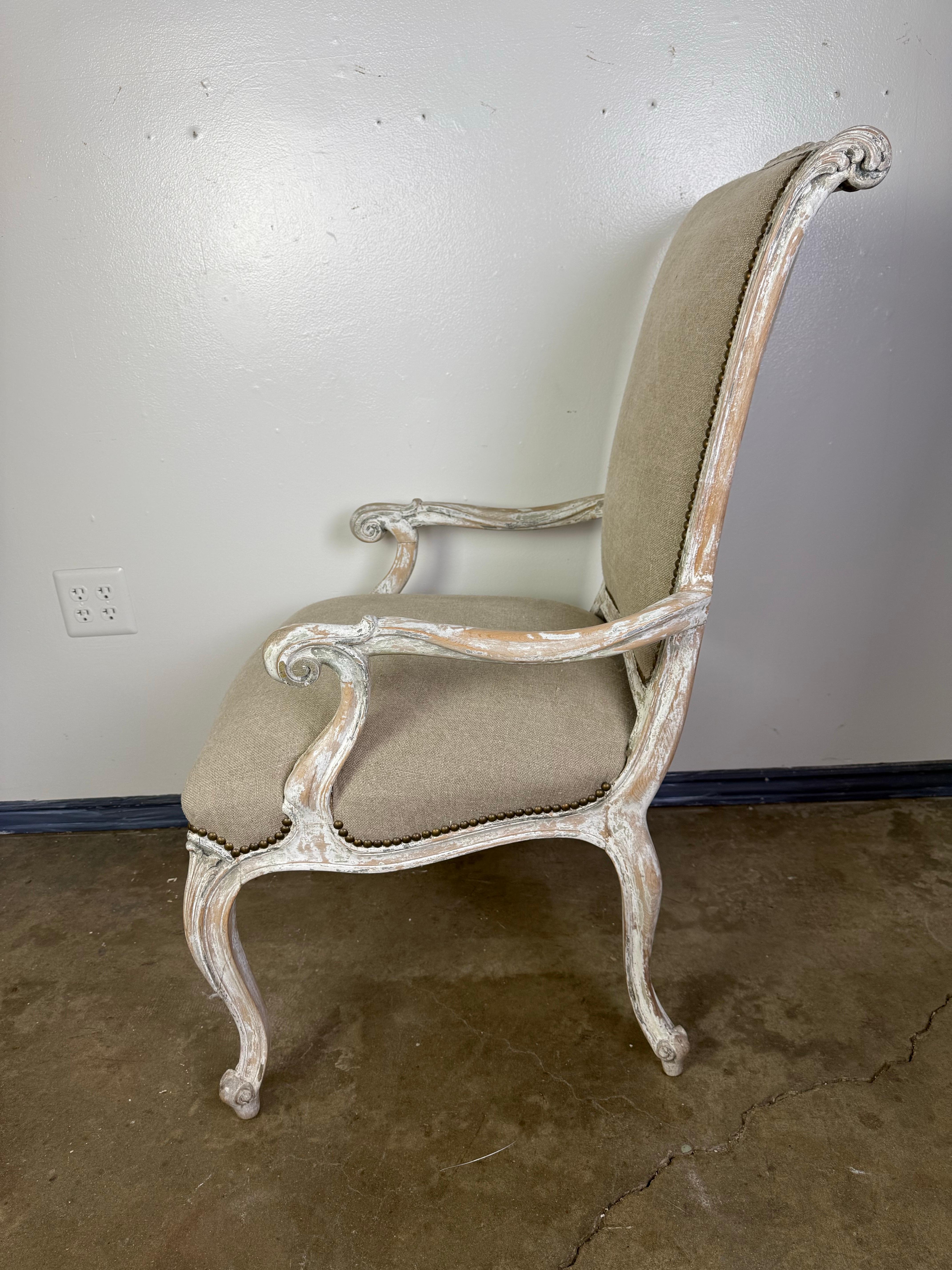 Ensemble de chaises de salle à manger peintes en français C.I.C. Abîmé - En vente à Los Angeles, CA