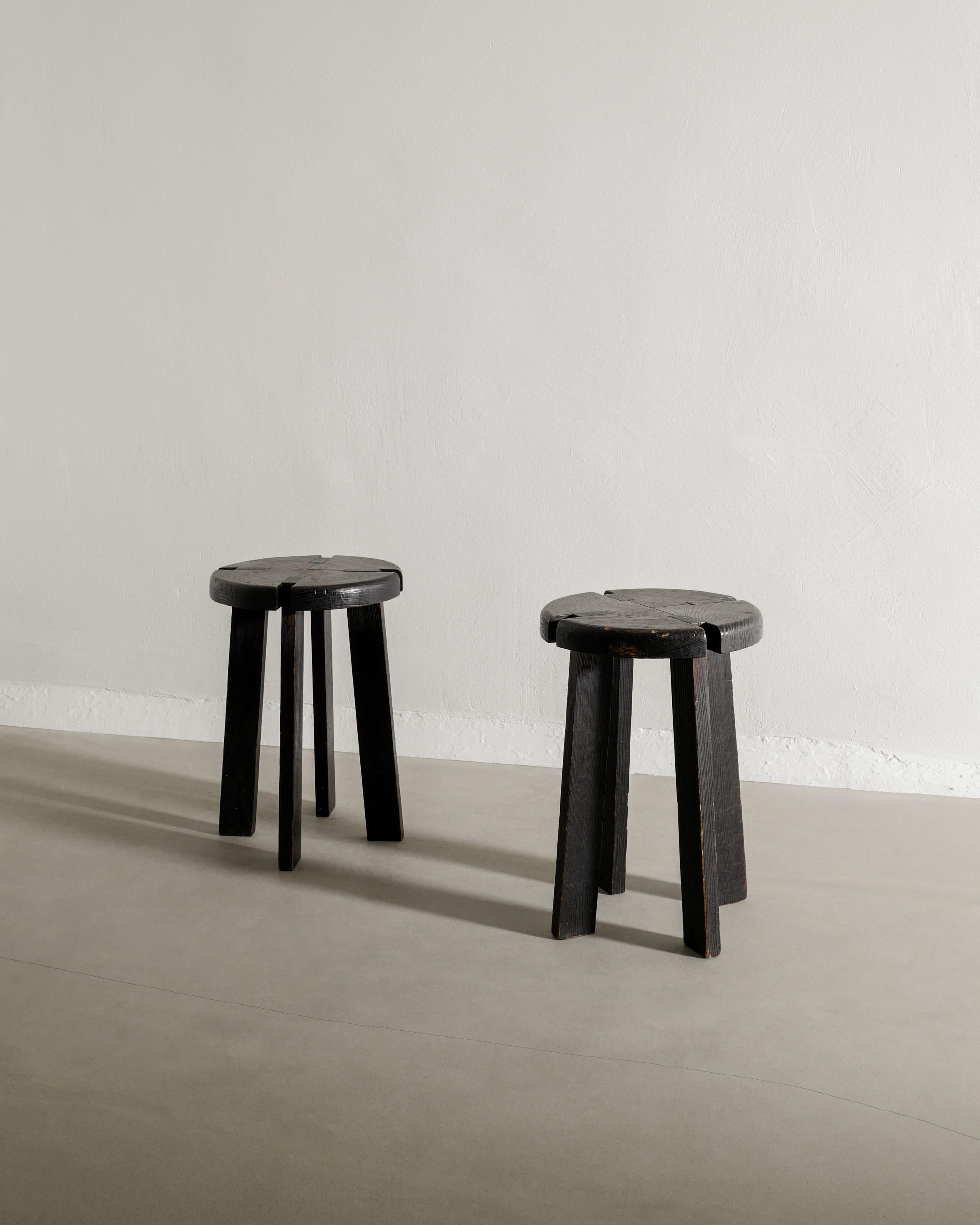 Ensemble de canapé, table et tabourets en bois rustique français du milieu du siècle en Oak Oak foncé, années 1950 en vente 5