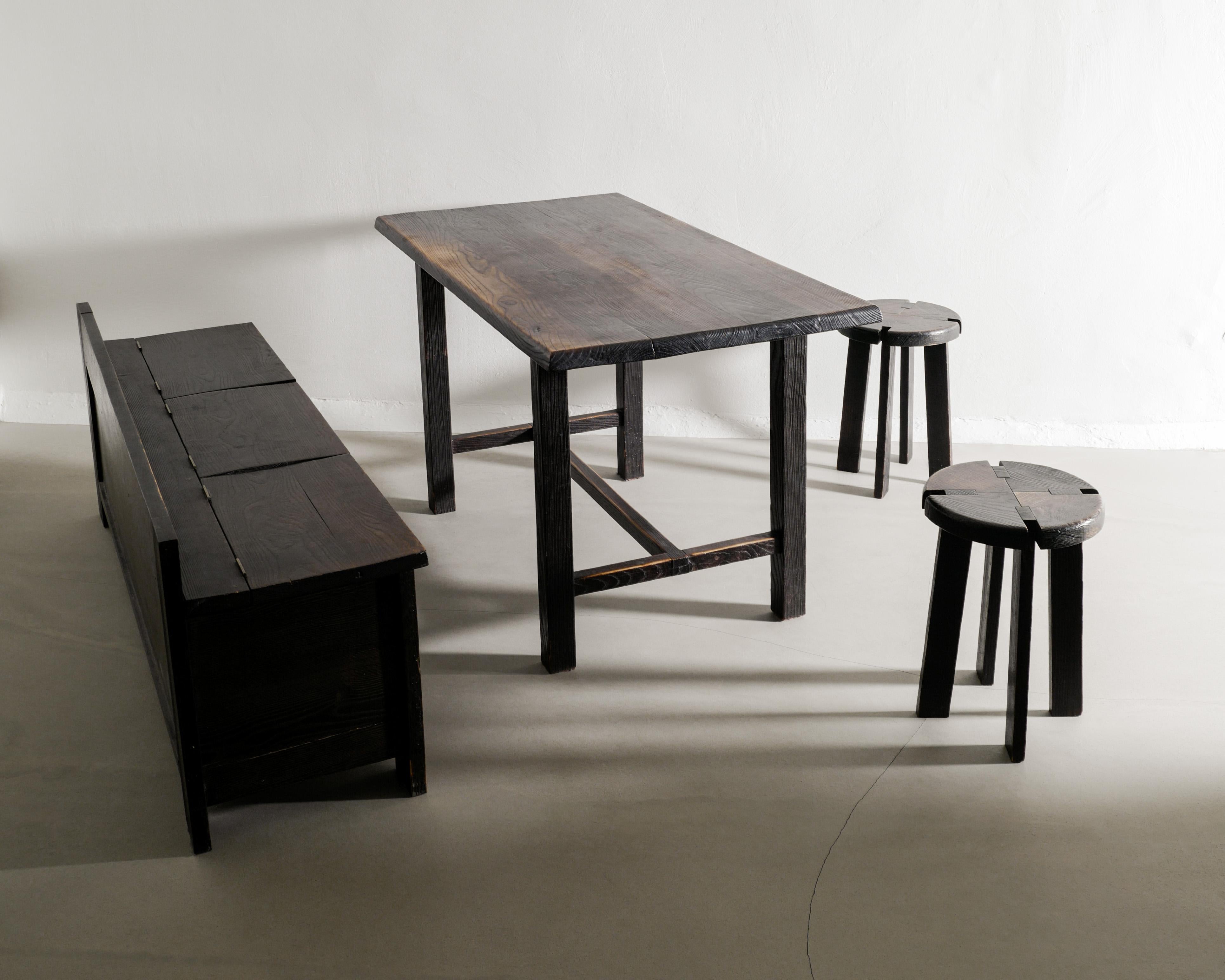 Mid-Century Modern Ensemble de canapé, table et tabourets en bois rustique français du milieu du siècle en Oak Oak foncé, années 1950 en vente