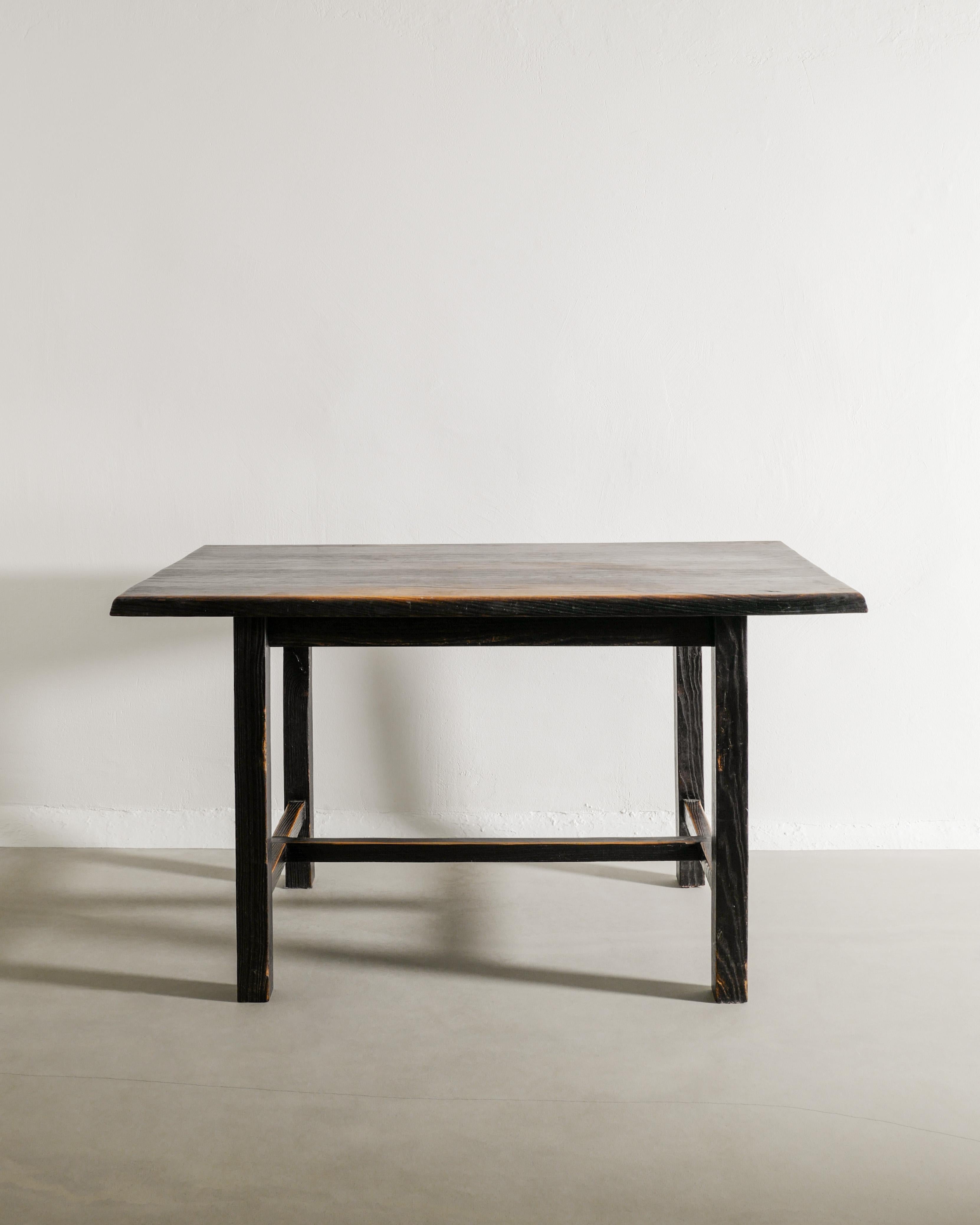 Ensemble de canapé, table et tabourets en bois rustique français du milieu du siècle en Oak Oak foncé, années 1950 Bon état - En vente à Stockholm, SE