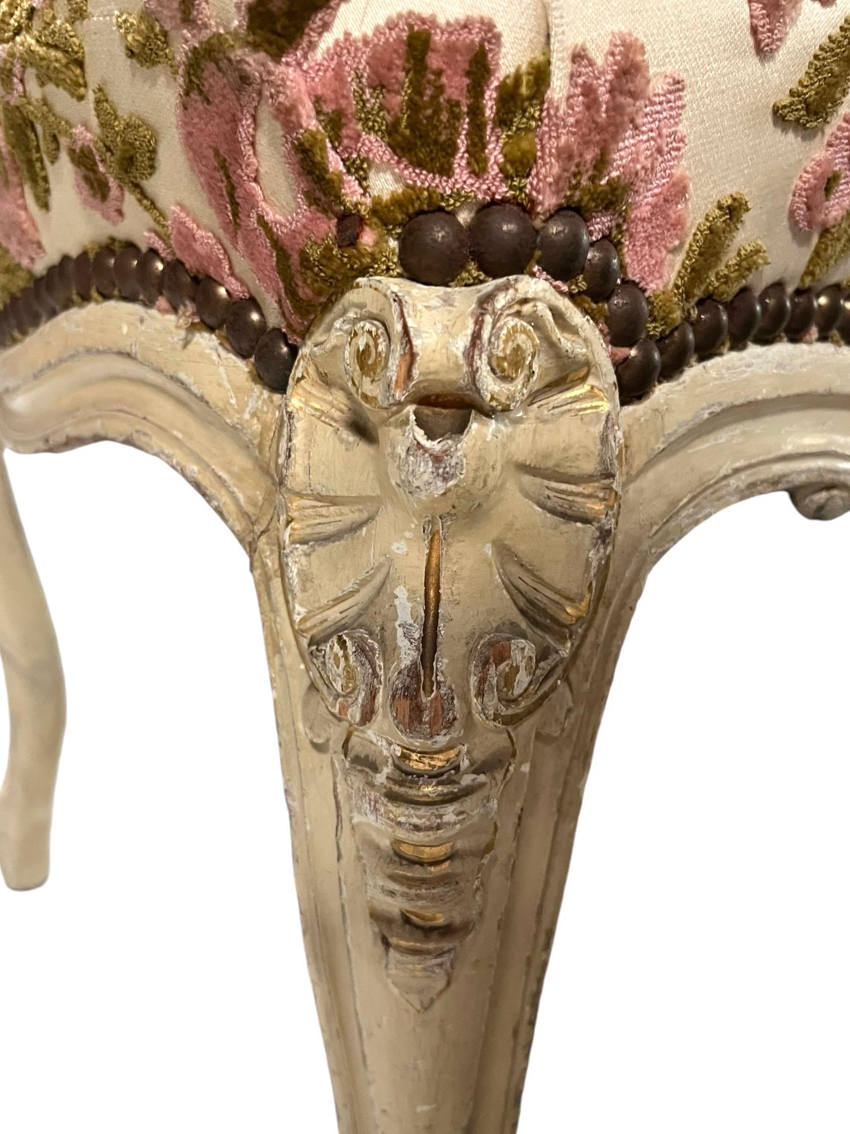 Ensemble de canapés français 2 fauteuils 2 chaises en bois peint sculpté de style Louis XV en vente 9