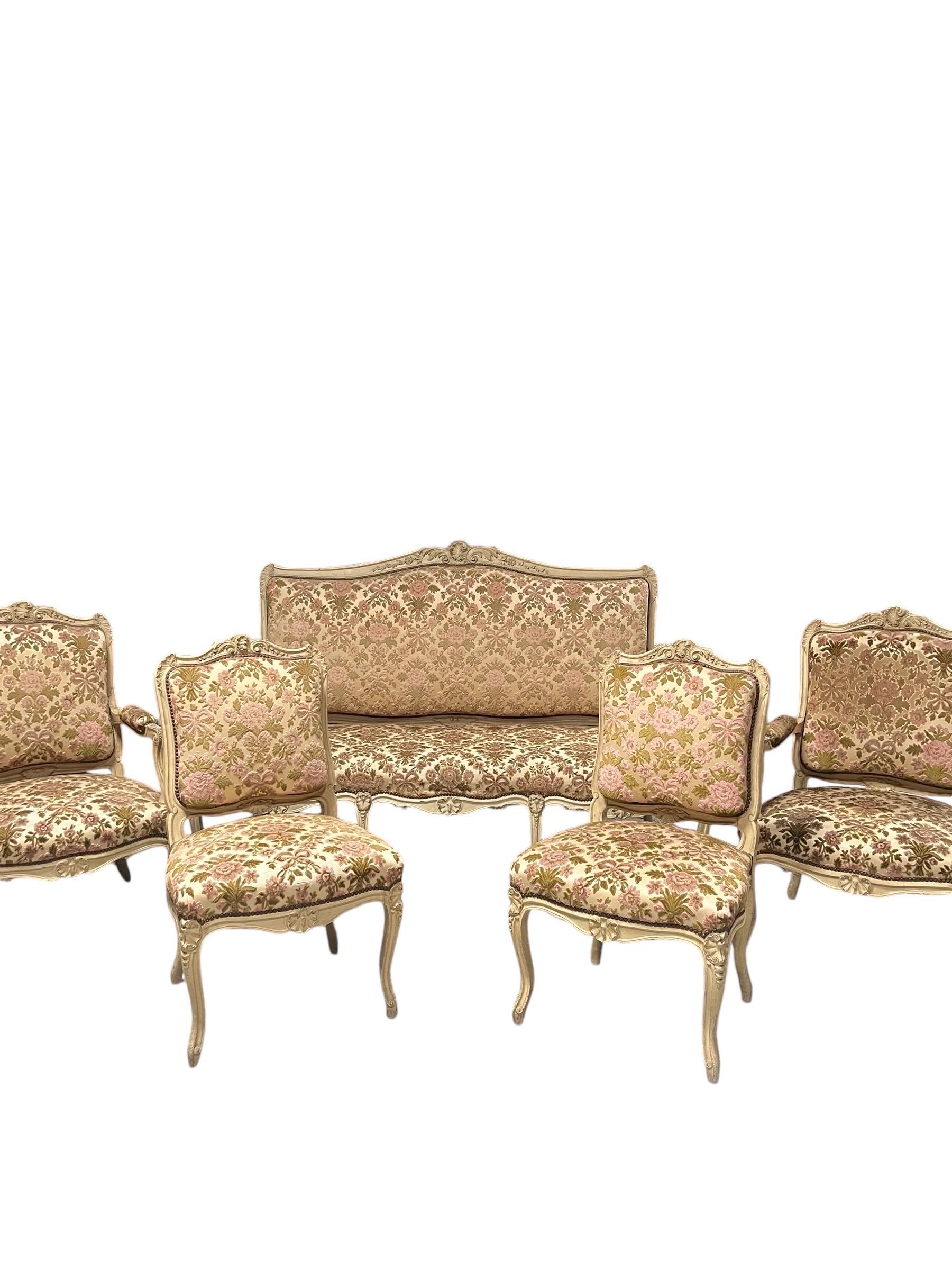 Magnifique ensemble composé d'un canapé / banquette, de deux fauteuils à la reine et de deux chaises de style Louis XV.

Chaque pièce est en bois de rechampi peint et doré, mouluré et sculpté de volutes, de volutes et de fleurs stylisées.
Les pièces