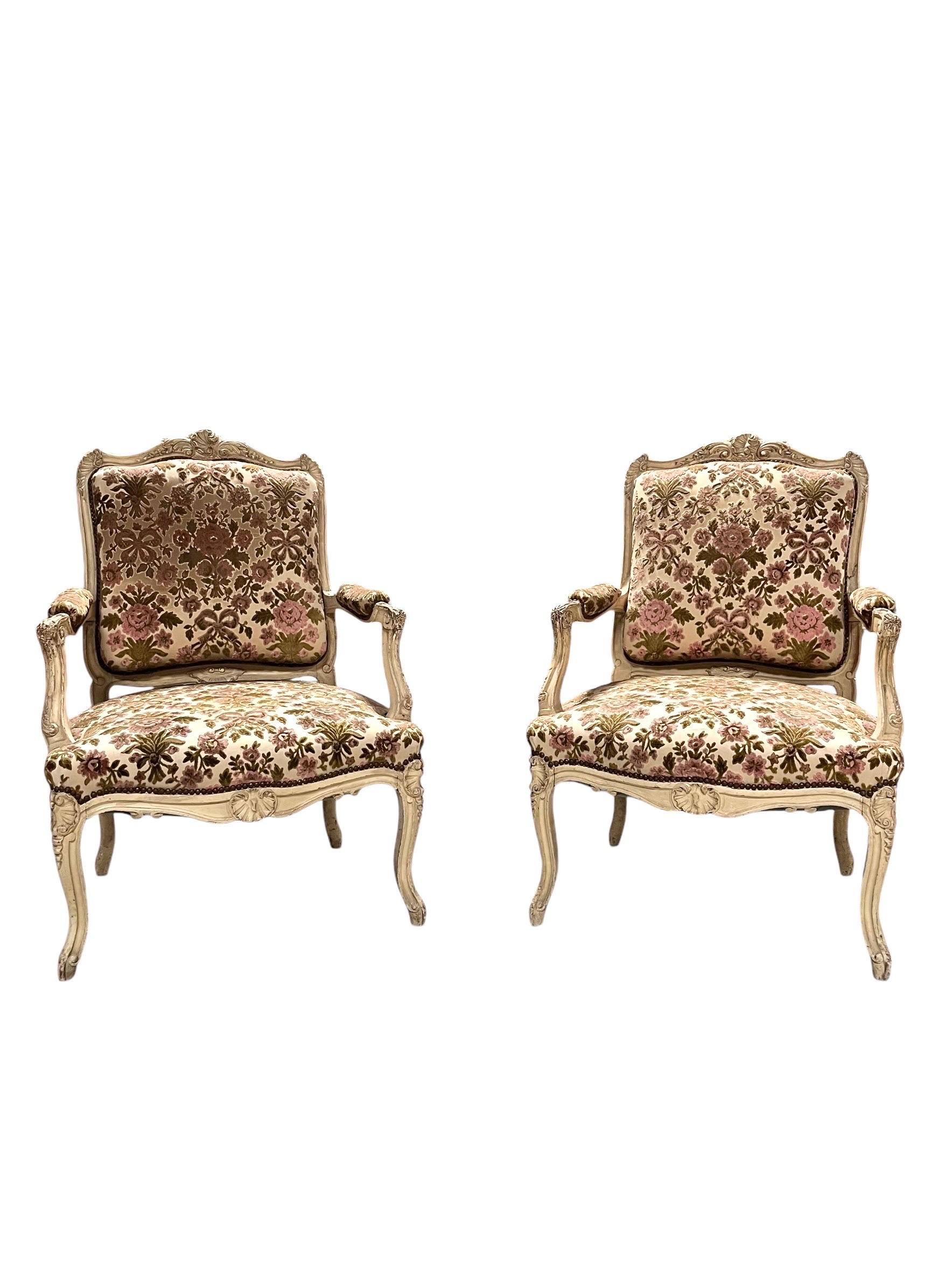 Ensemble de canapés français 2 fauteuils 2 chaises en bois peint sculpté de style Louis XV Bon état - En vente à Beuzevillette, FR