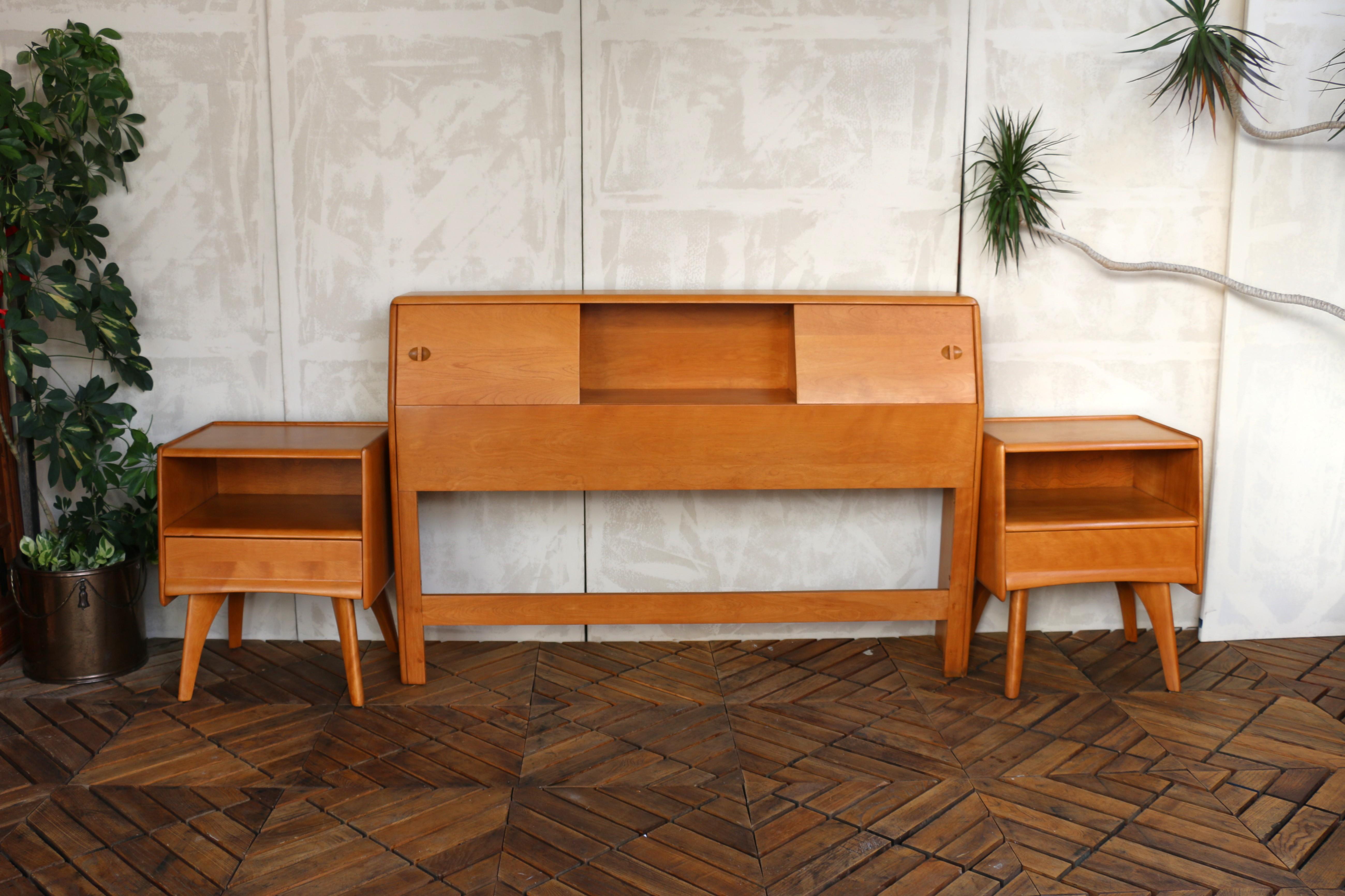 Dieses atemberaubende Set aus Kopfteil und zwei Nachttischen ist Teil der geschätzten Trophy Collection'S, die für ihr Mid-Century Modernes Design und ihre hochwertige Handwerkskunst bekannt ist. Es handelt sich um originale