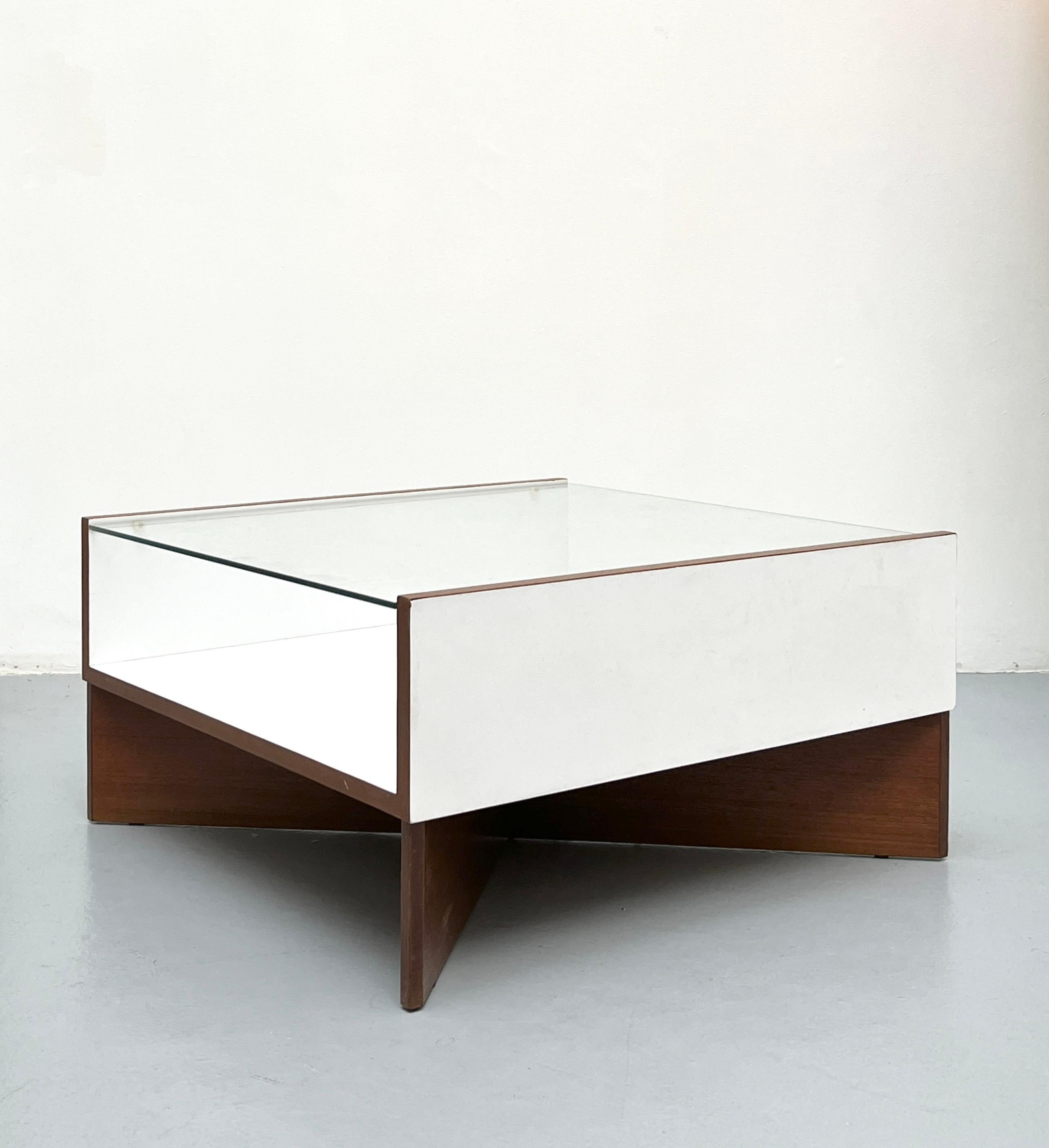 Milieu du XXe siècle Ensemble de meubles de Pierre Guariche, table basse, 2 fauteuils et 2 tables d'appoint en vente