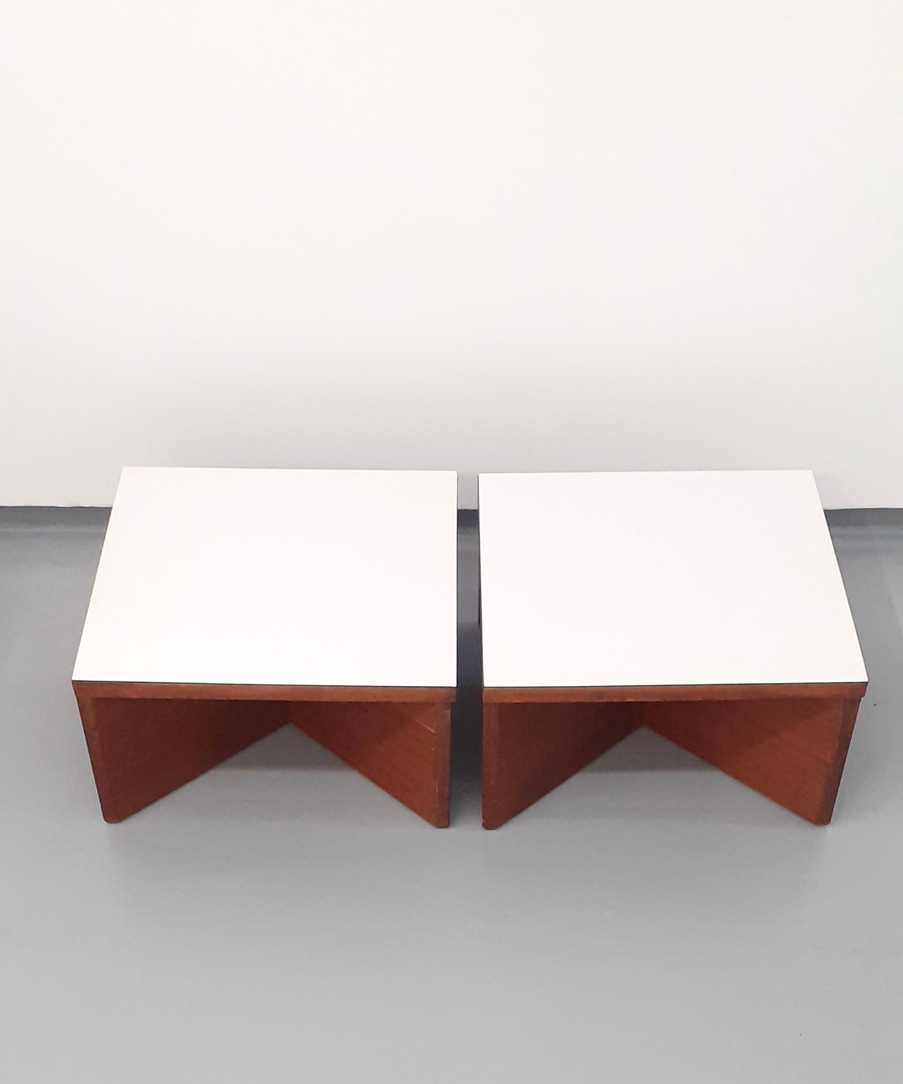 Ensemble de meubles de Pierre Guariche, table basse, 2 fauteuils et 2 tables d'appoint en vente 1