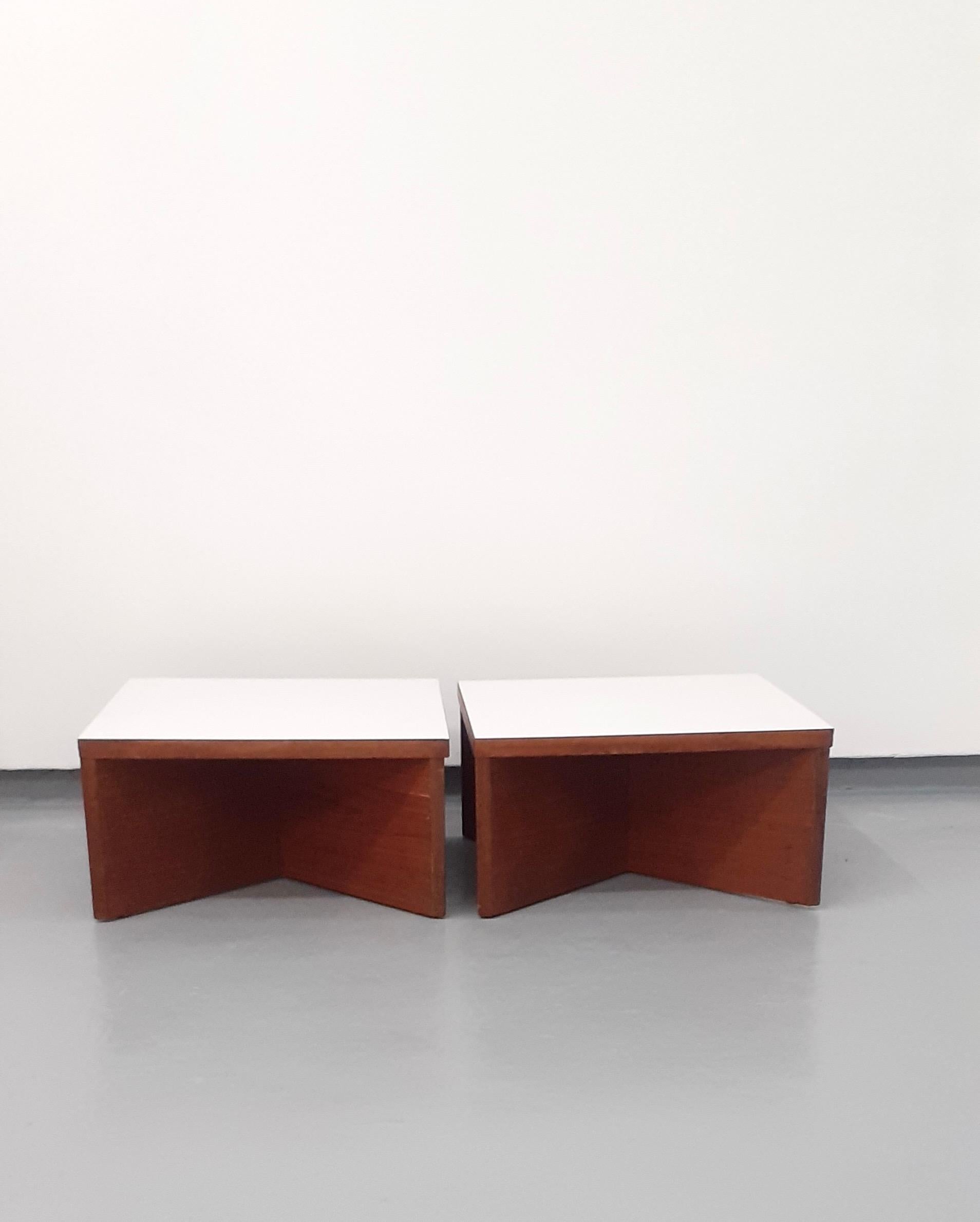 Ensemble de meubles de Pierre Guariche, table basse, 2 fauteuils et 2 tables d'appoint en vente 2