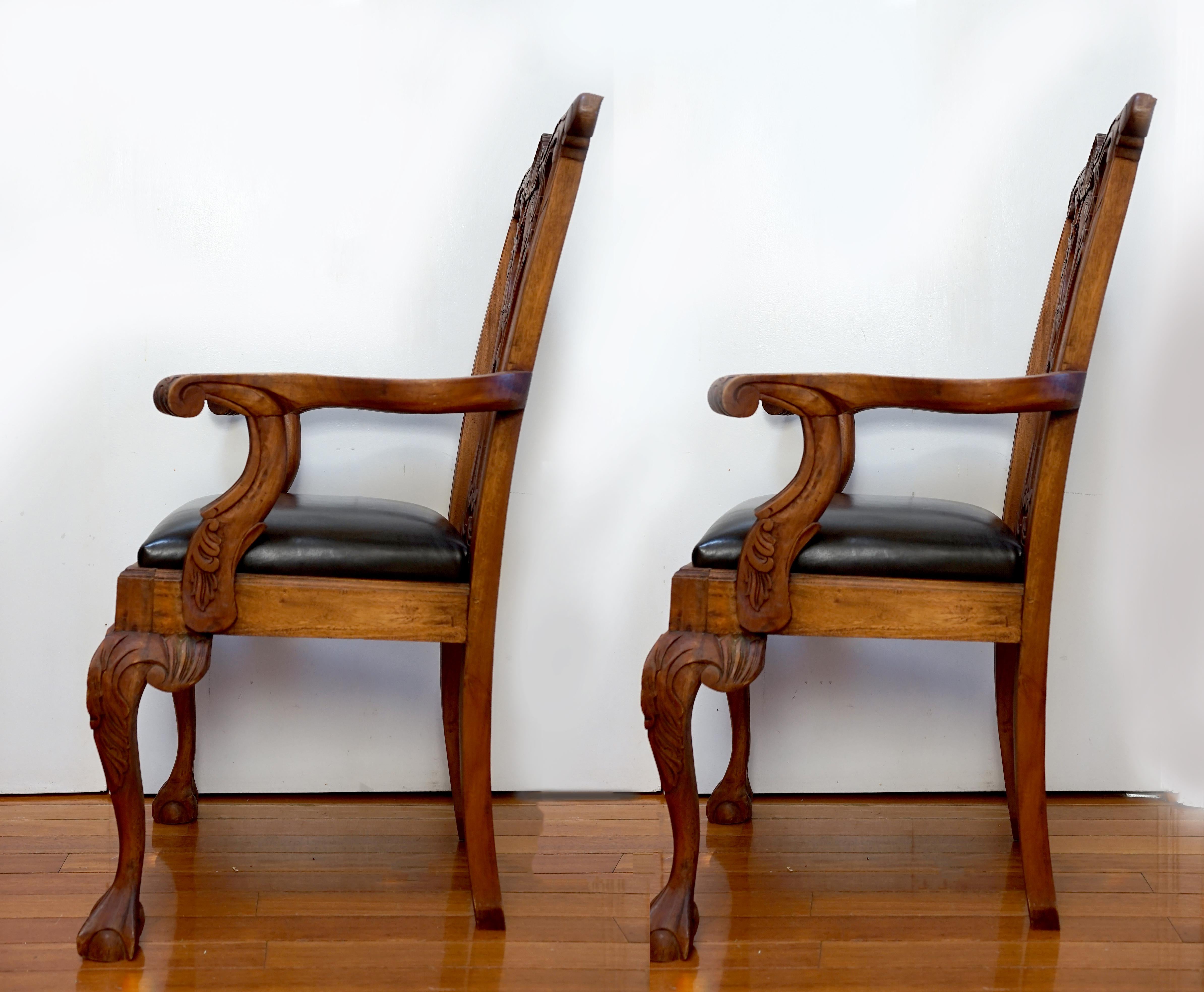 Der Farbton der Beize und die Art und Weise, wie sie das Mahagoni ergänzt, heben dieses Paar Chippendale-Sessel von George III hervor. Die Stühle stammen aus der Zeit um 1920, zwei aus dem ersten Viertel des 20. Jahrhunderts. Die Handschnitzerei