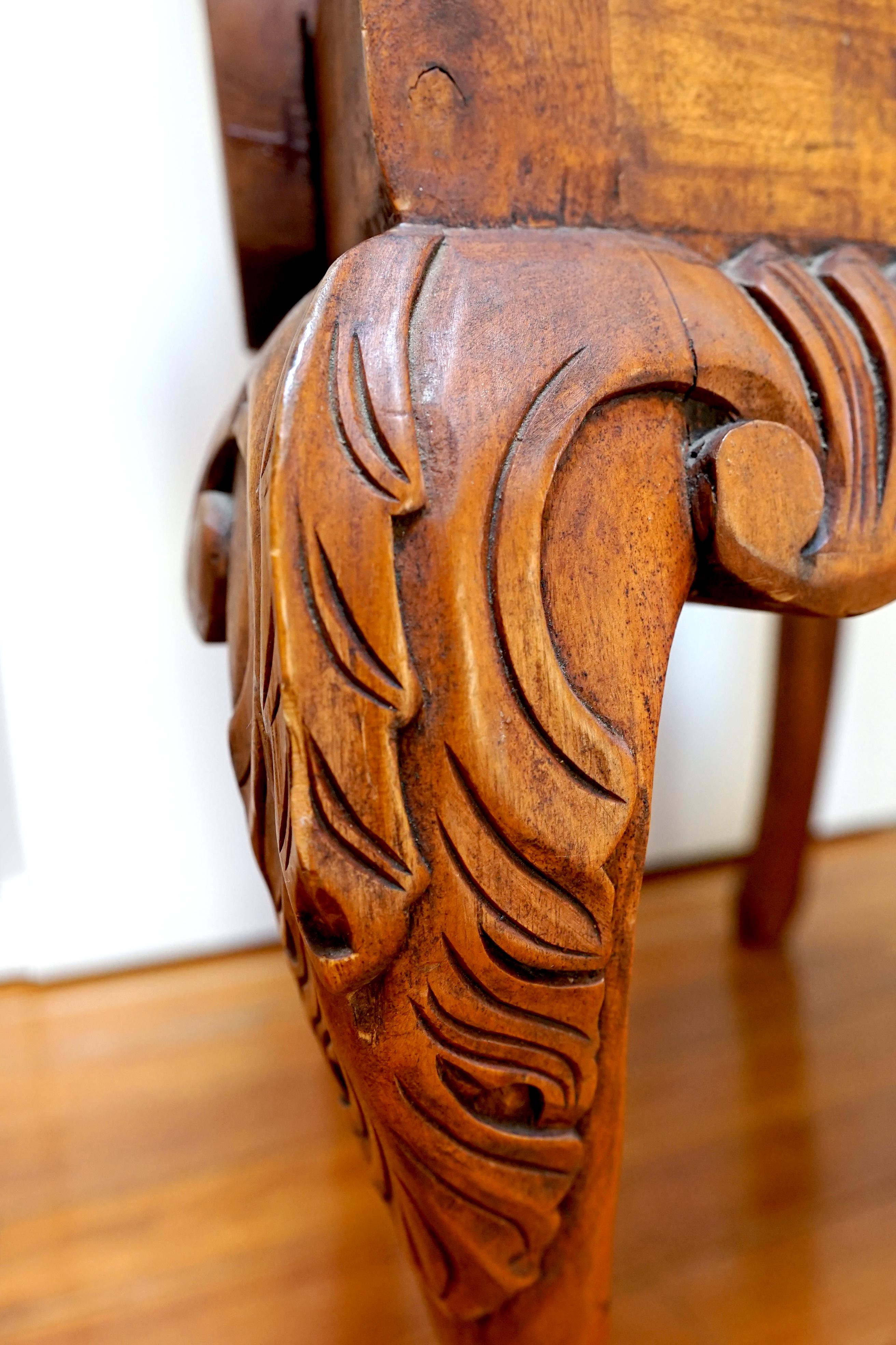 Ensemble de fauteuils George III en cuir et acajou sculptés à la main de style Chippendale en vente 1