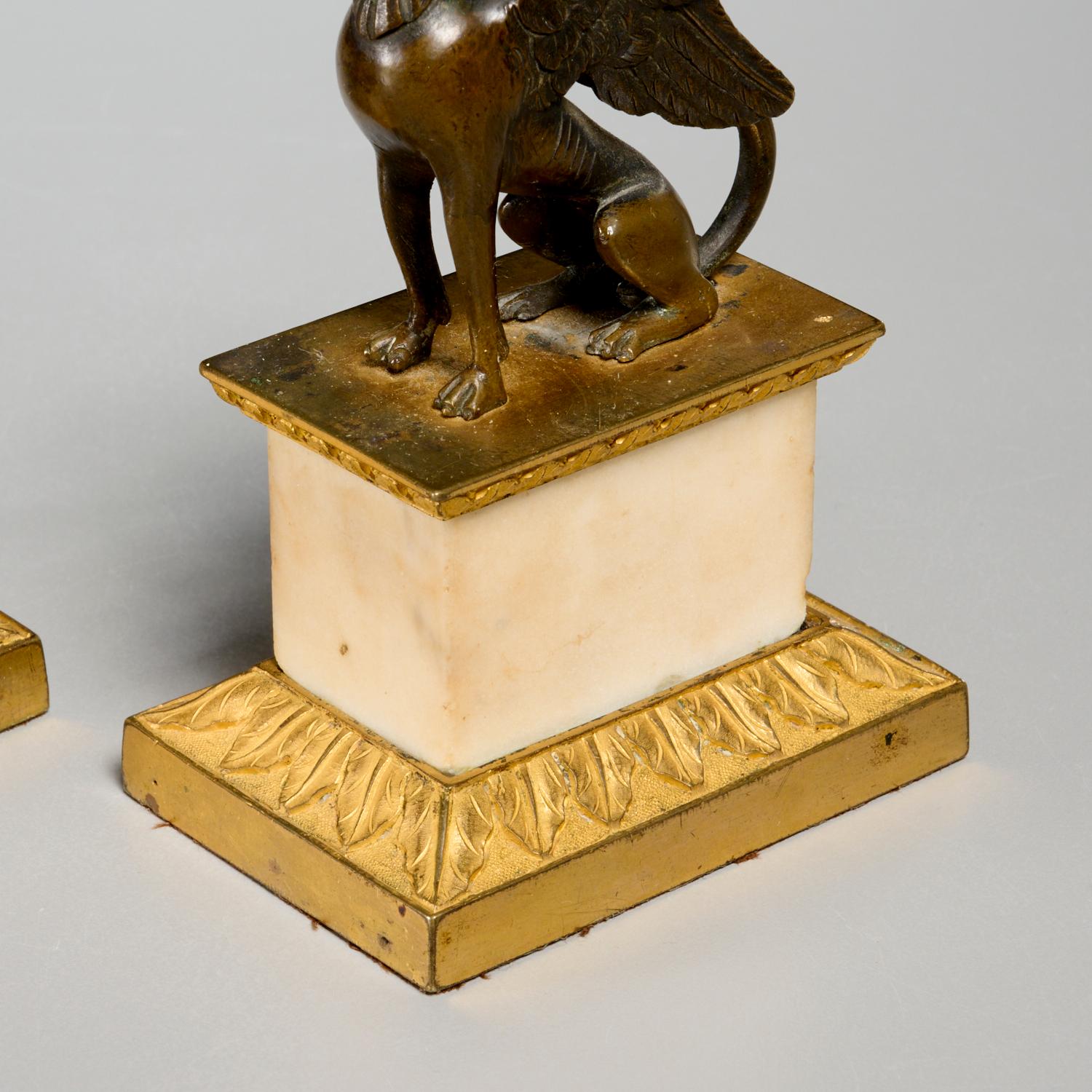  Satz von George III von Chambers Stil  Bronze Neoklassisch  Griffin-Kerzenleuchter  (George III.) im Angebot