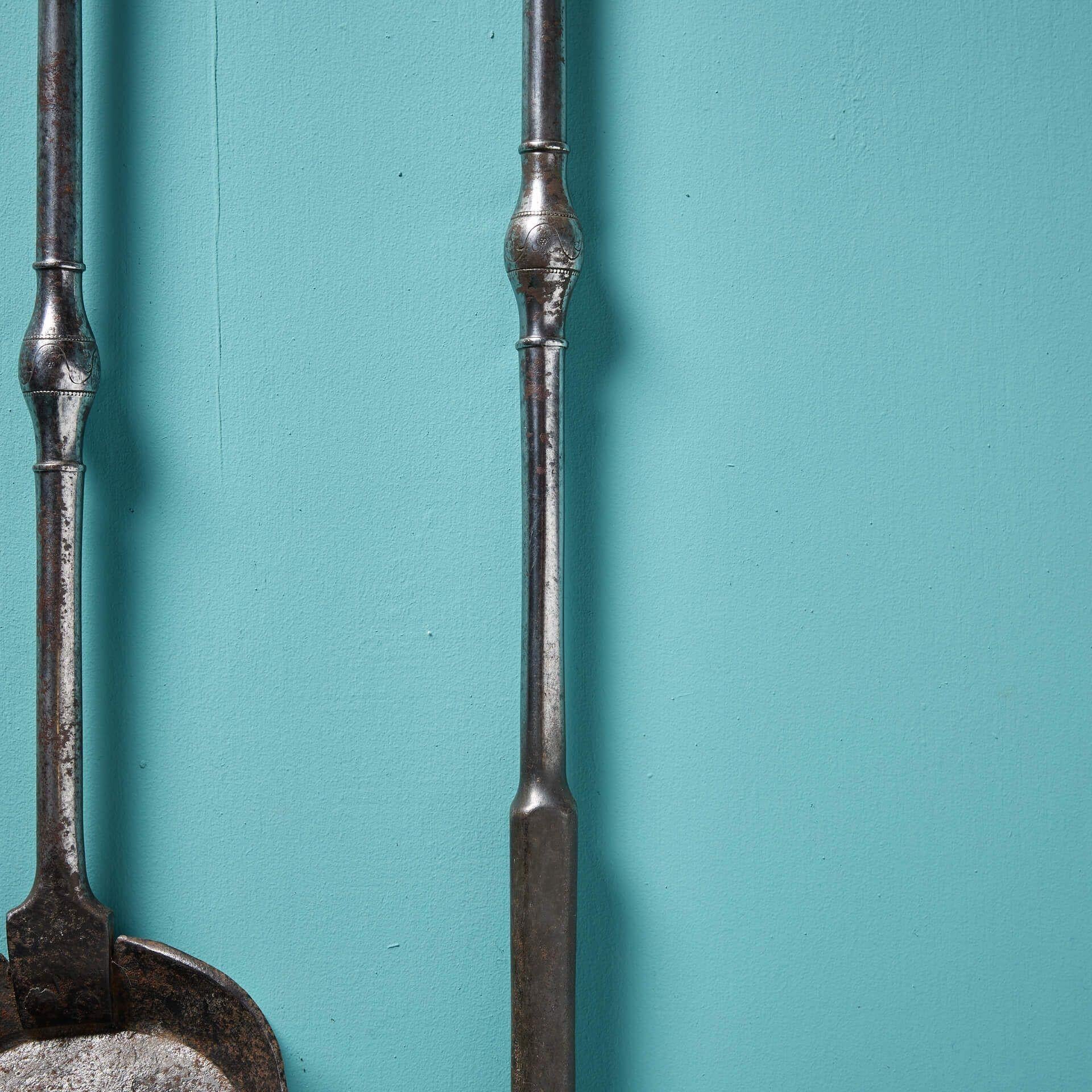Set di strumenti da fuoco in acciaio lucidato di Giorgio III In condizioni discrete in vendita a Wormelow, Herefordshire
