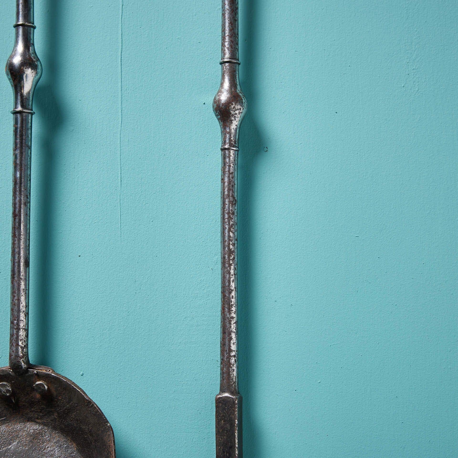 Set di strumenti da fuoco in acciaio lucidato di Giorgio III In condizioni discrete in vendita a Wormelow, Herefordshire