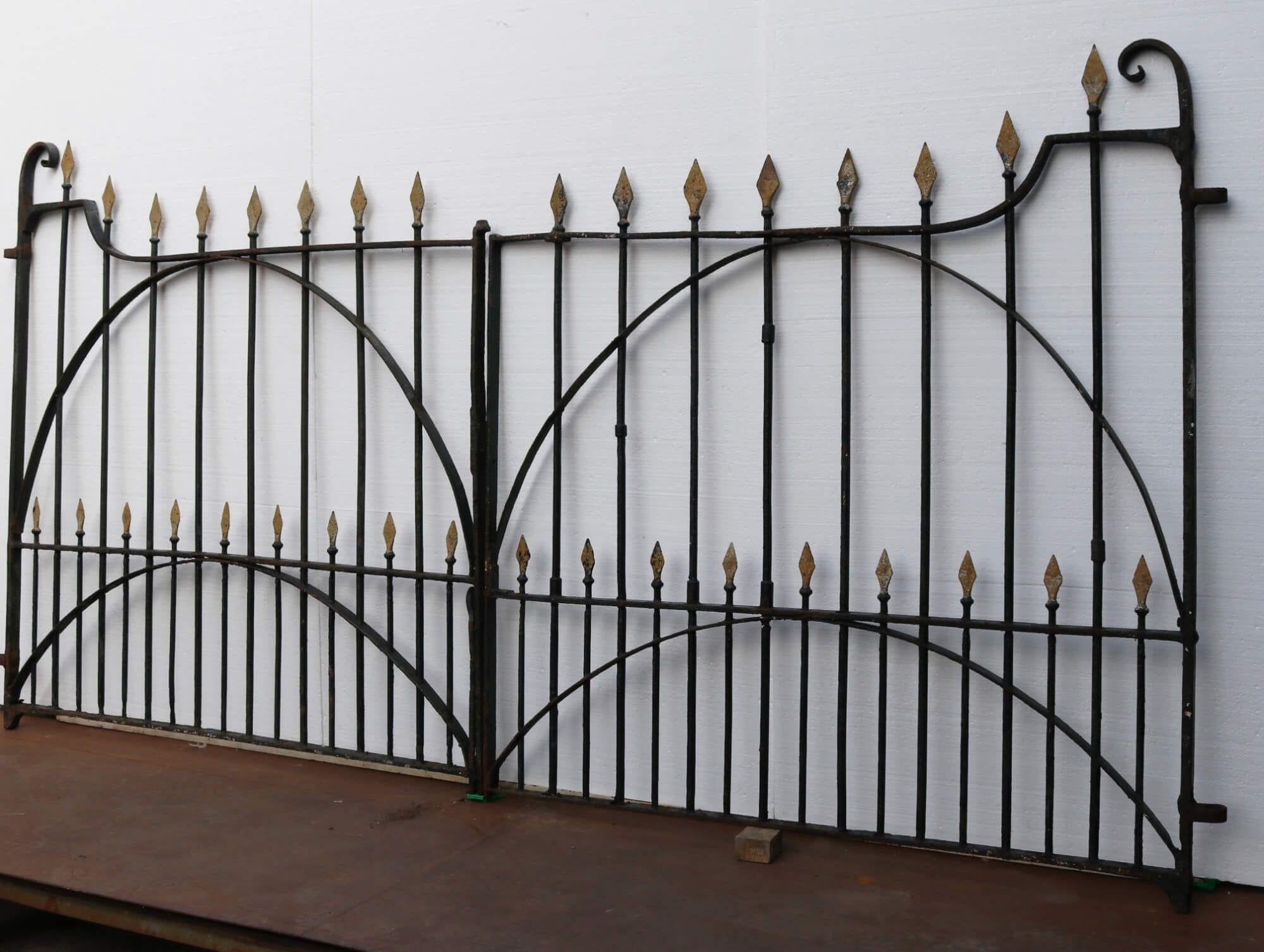 Set of Georgian Wrought Iron Driveway Gates 312.5 cm (10’2”) In Fair Condition For Sale In Wormelow, Herefordshire