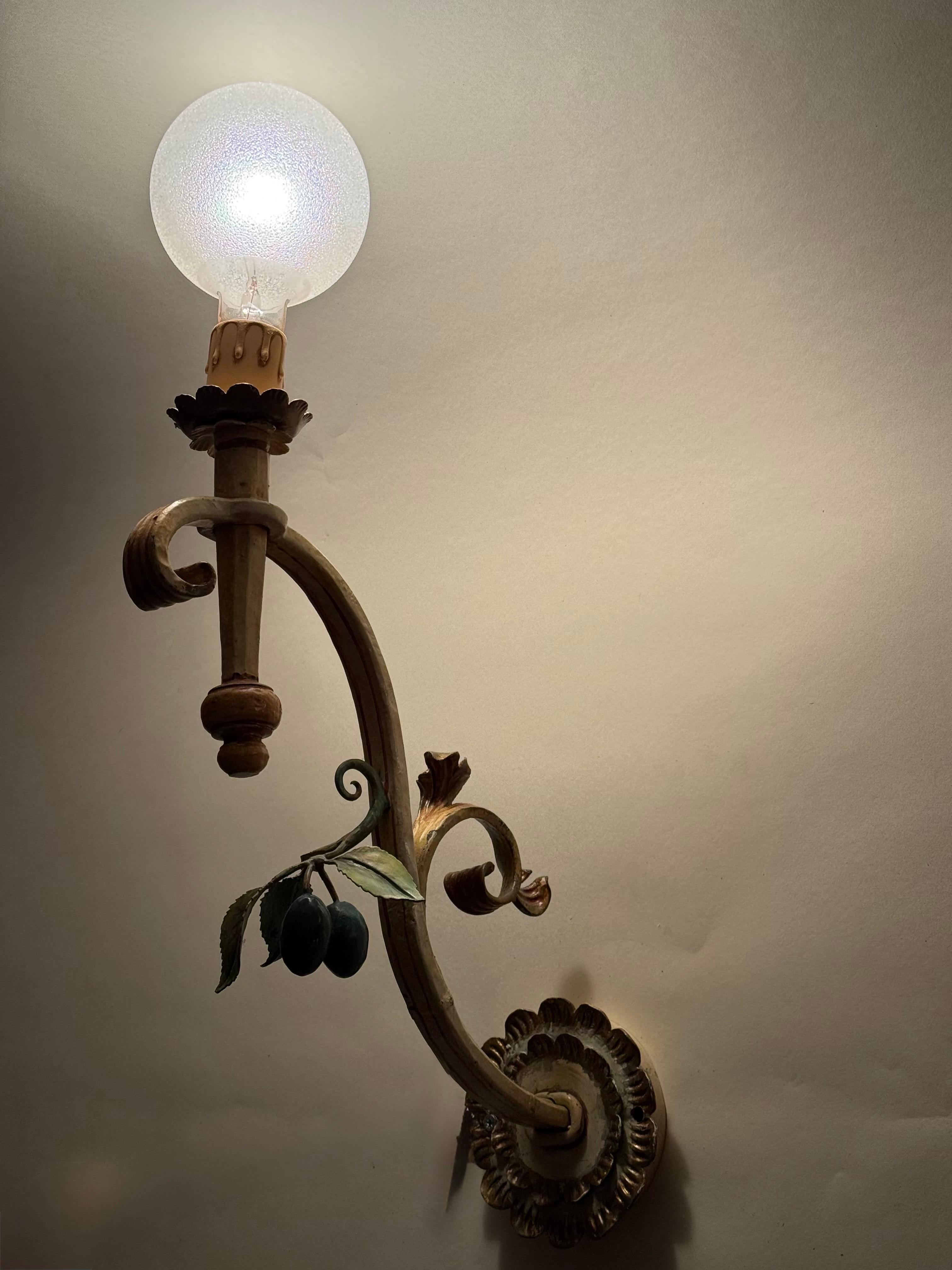 Juego de Lámparas de Pared Gigantes de Casa de Campo Forjadas a Mano Manzana, Cereza y Uvas en venta 7