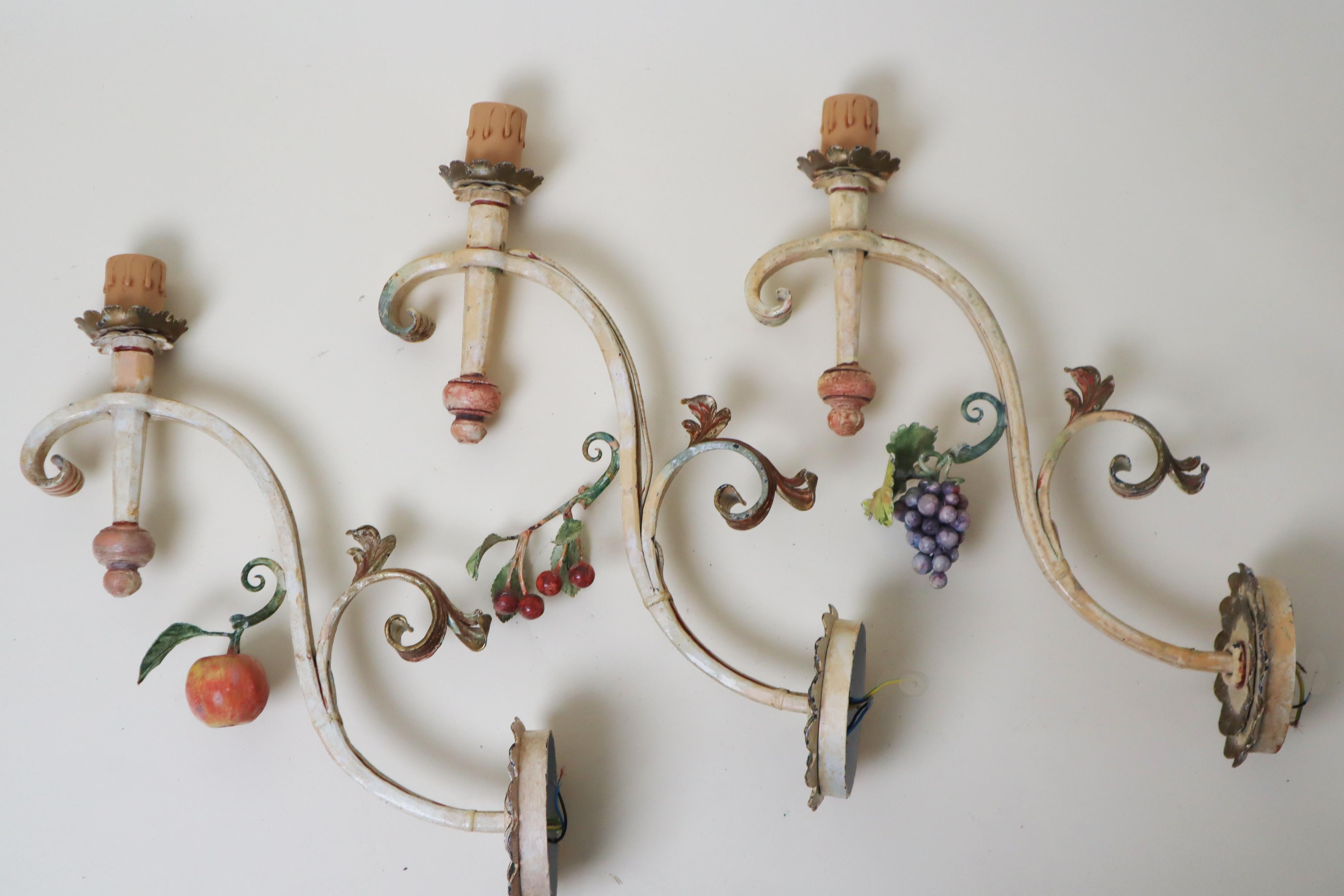 Juego de Lámparas de Pared Gigantes de Casa de Campo Forjadas a Mano Manzana, Cereza y Uvas finales del siglo XX en venta