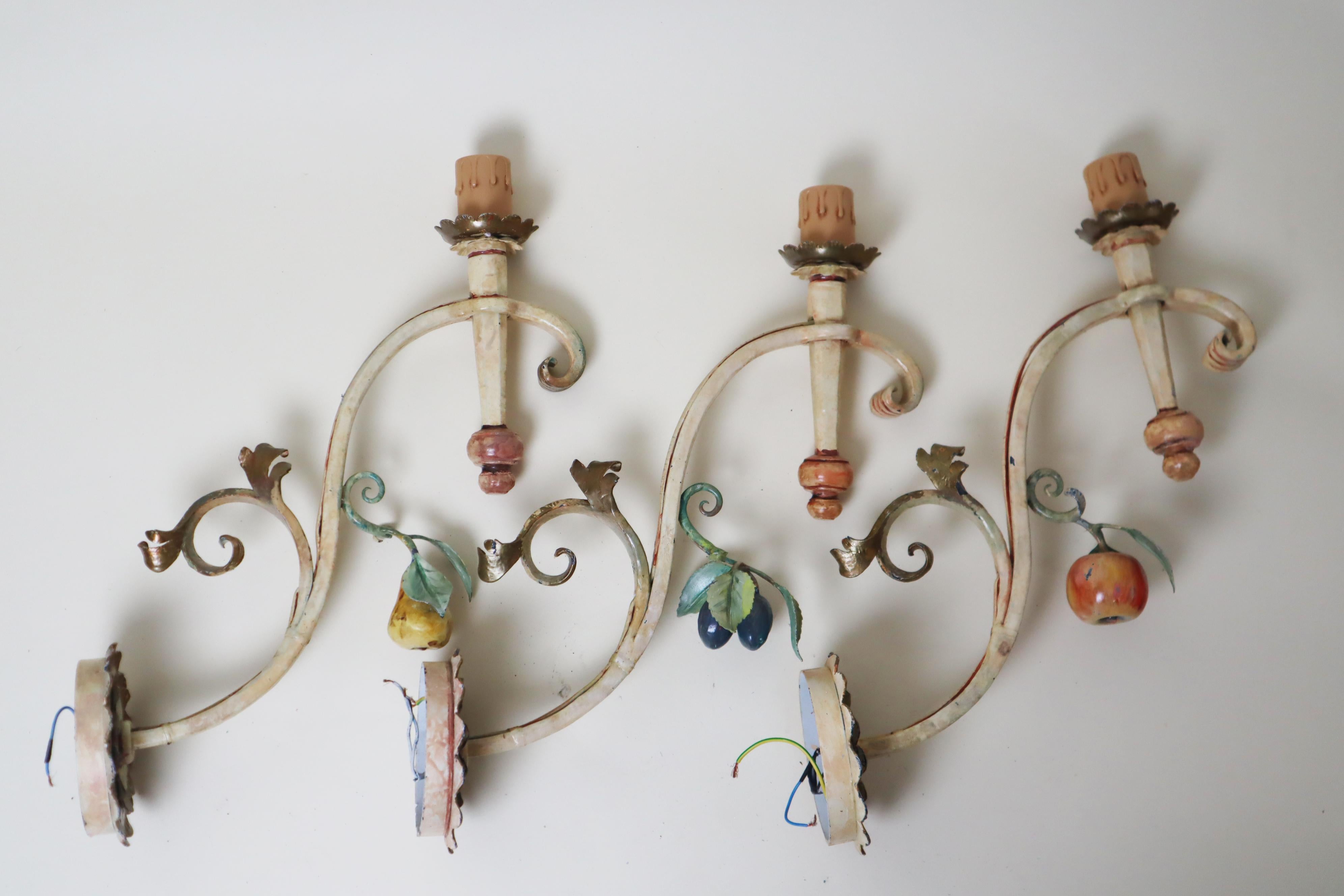 Cet ensemble de trois énormes appliques murales forgées à la main est exceptionnel, incarnant l'élégance et la qualité. Forgée à la main par un maître forgeron, chaque lampe est aussi unique qu'un flocon de neige. Elles proviennent d'un hôtel de