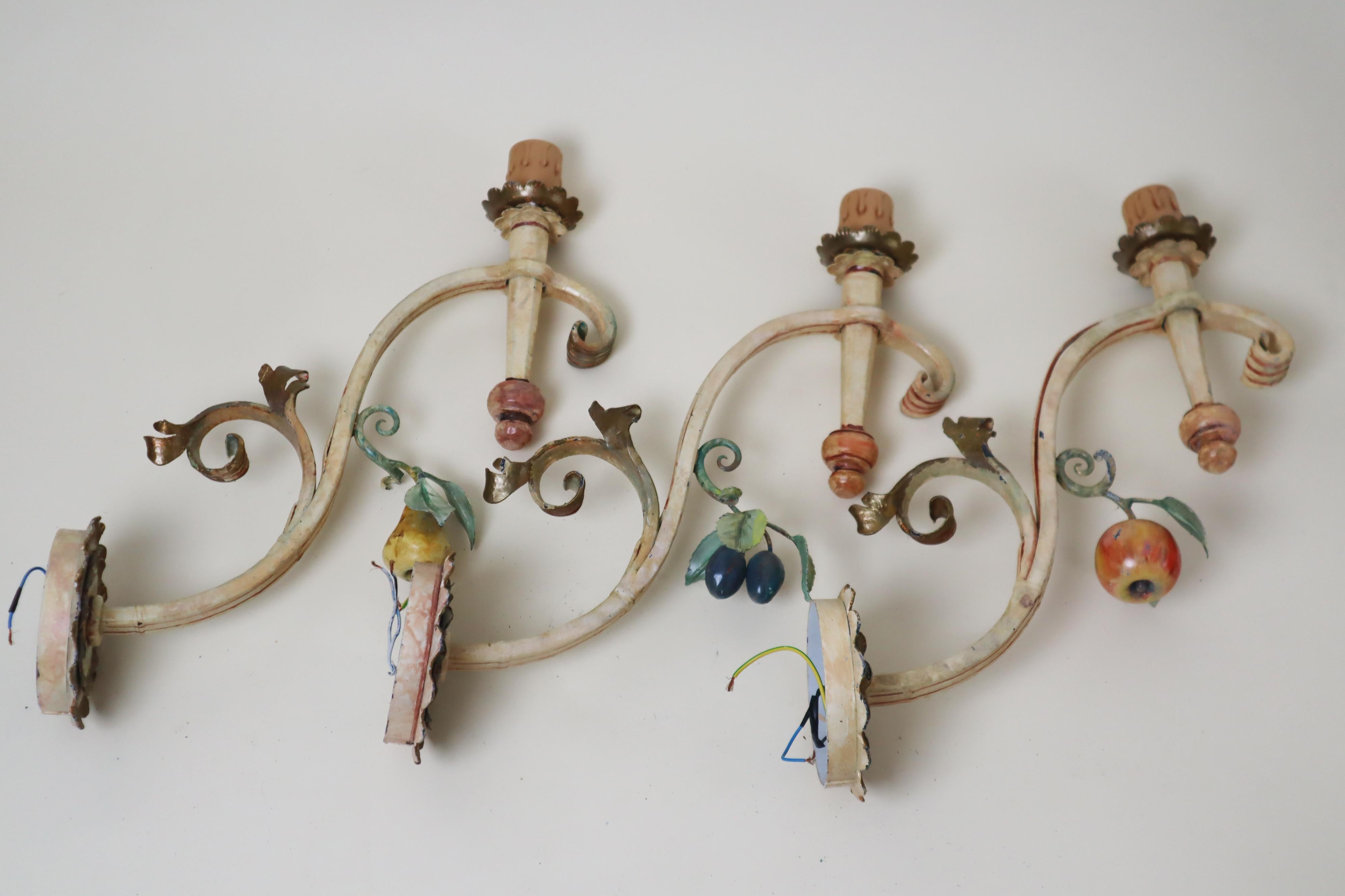 Classique américain Ensemble d'appliques géantes forgées à la main Pomme, prune et poire en vente