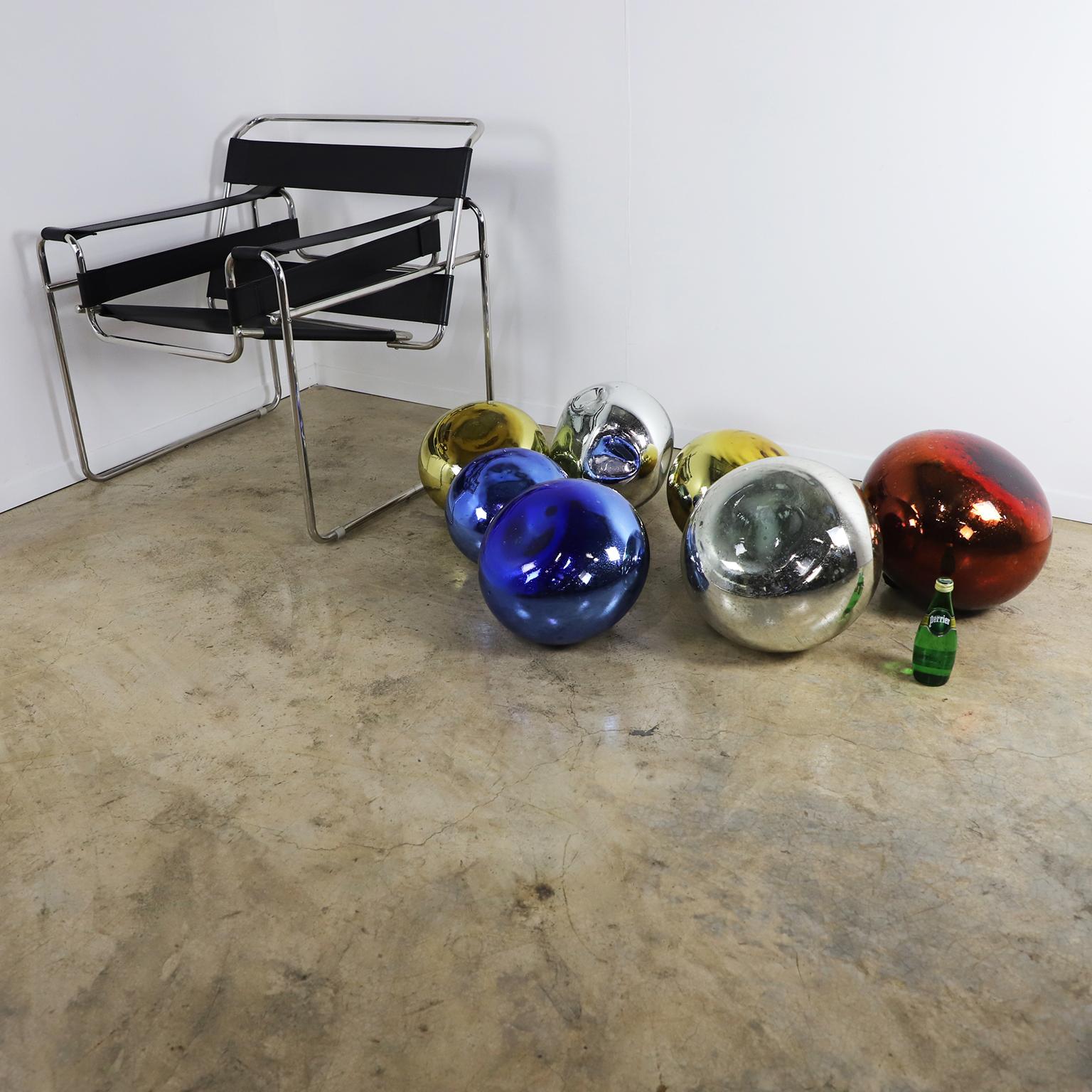Mexicain Ensemble de sphères géantes du modernisme mexicain en verre mercuré en vente