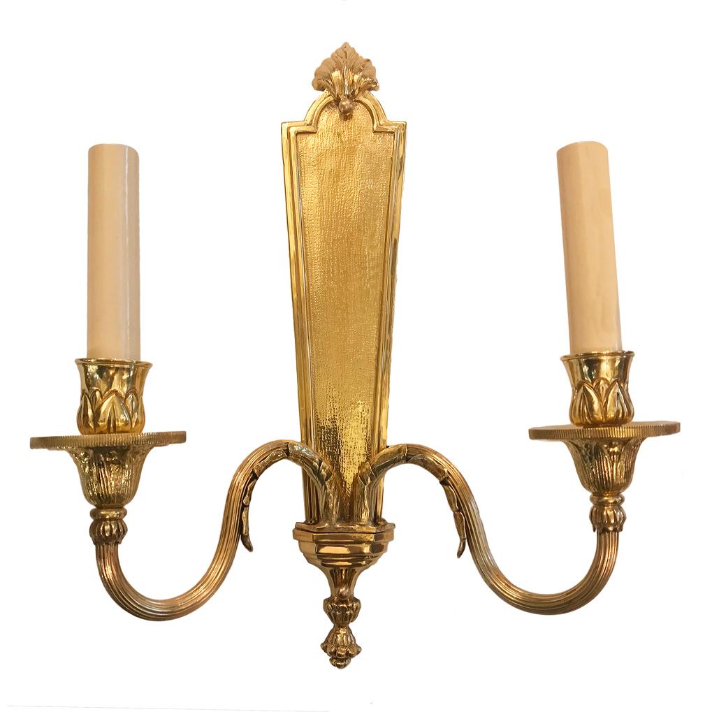 Set di quattro appliques a doppia luce in bronzo dorato in stile neoclassico francese degli anni '50 circa. Venduto al paio.

Misure:
Altezza 14,5
Larghezza 11,5
Profondità 4,5