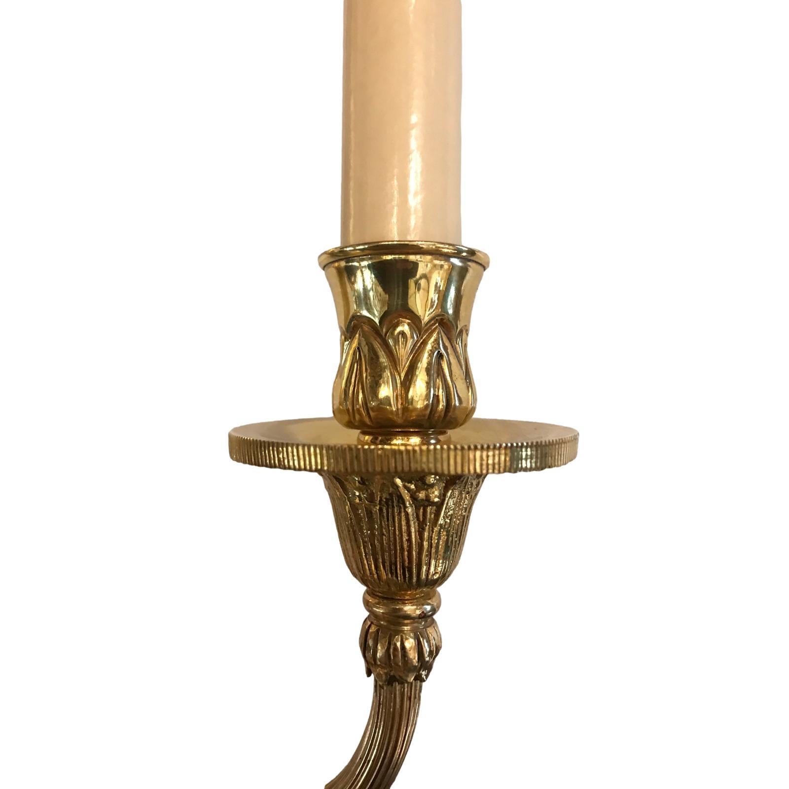 Francese Set di lampade neoclassiche in bronzo dorato, vendute a coppia in vendita