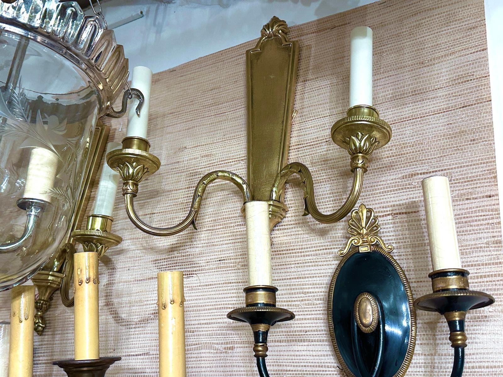 Metà XX secolo Set di lampade neoclassiche in bronzo dorato, vendute a coppia in vendita