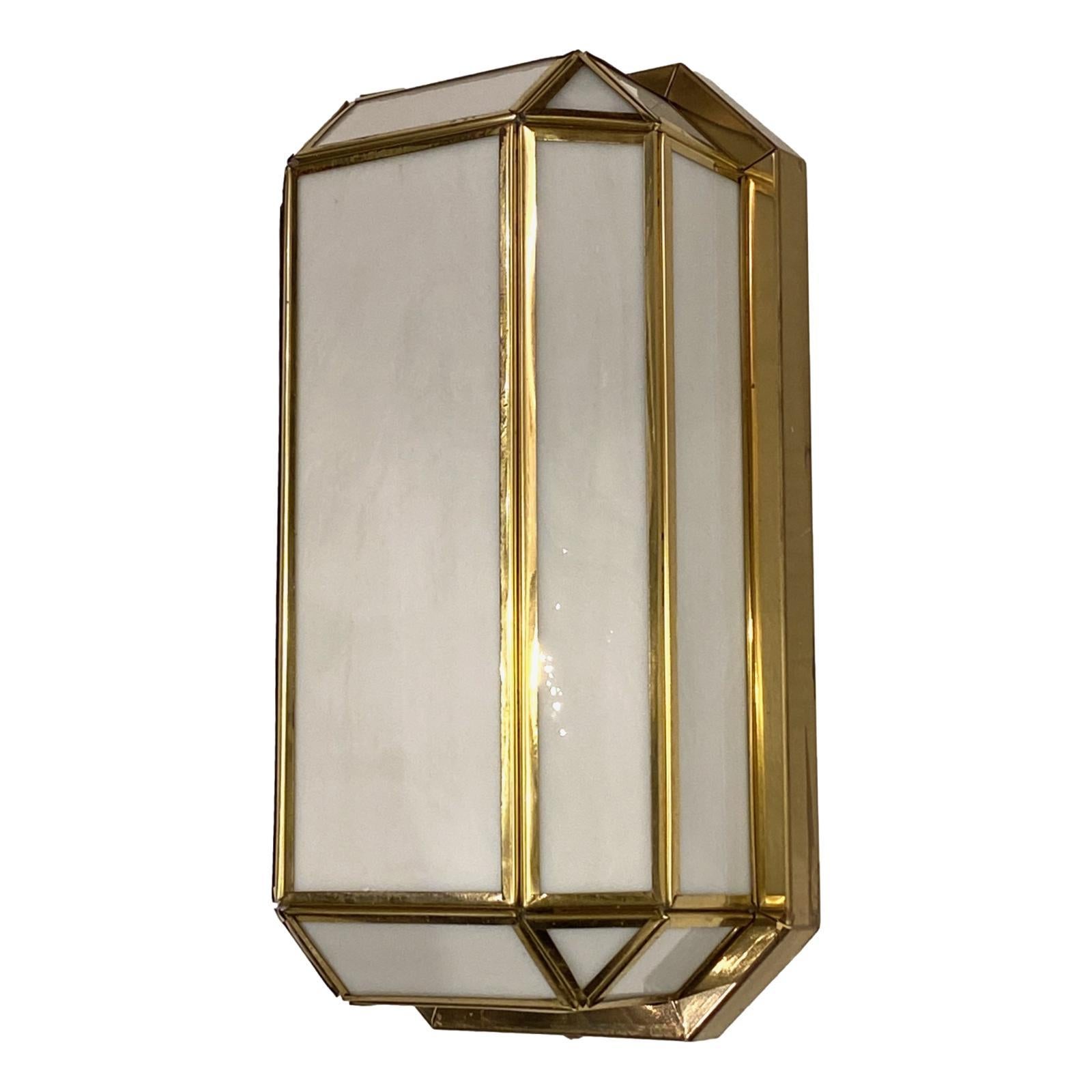 Un ensemble de six luminaires en métal doré anglais des années 1950 avec des inserts en verre au lait et une seule lumière intérieure. Vendu à l'unité

Mesures :
Hauteur : 12,75
Largeur : 7