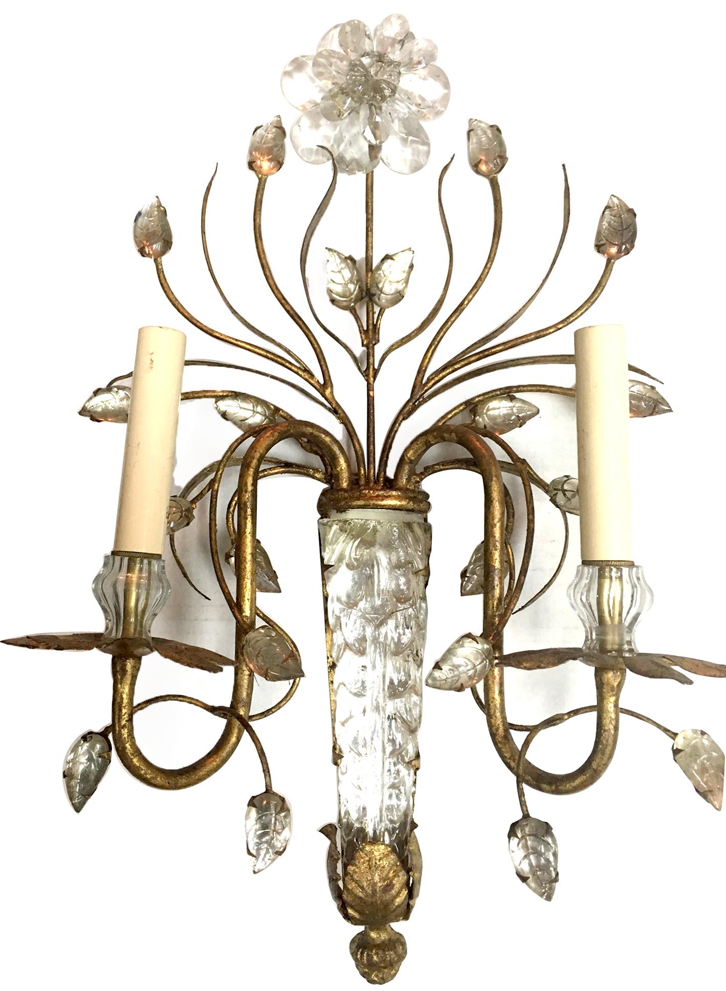 Français Ensemble d'appliques en métal doré et verre moulé, vendu par paire en vente