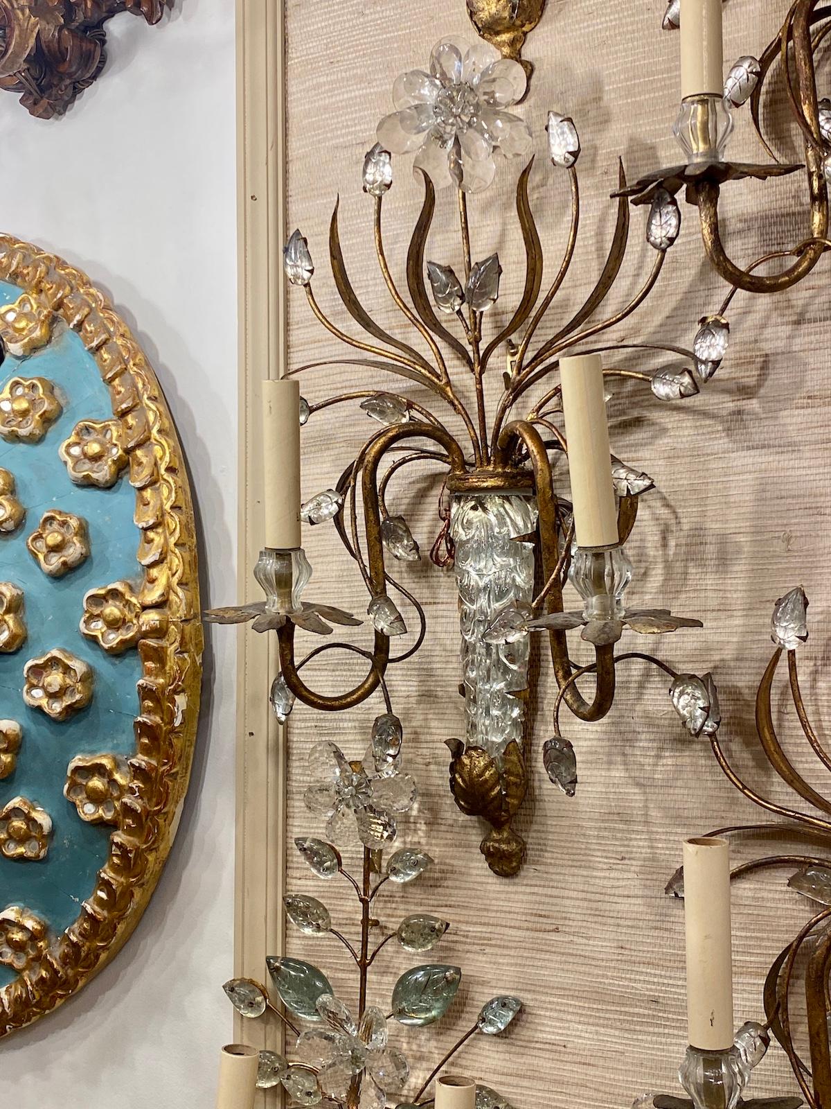 Milieu du XXe siècle Ensemble d'appliques en métal doré et verre moulé, vendu par paire en vente