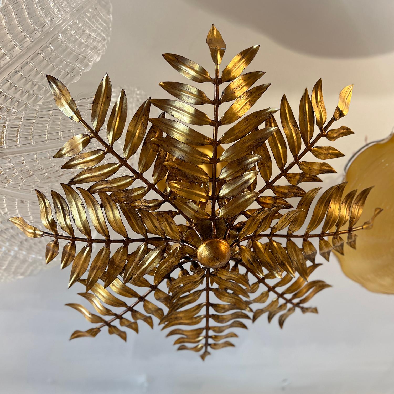 Ensemble de quatre luminaires en métal doré en forme de feuillage, datant des années 1930, avec 4 lumières chacun. Vendu à l'unité.


Mesures :
Diamètre :  22