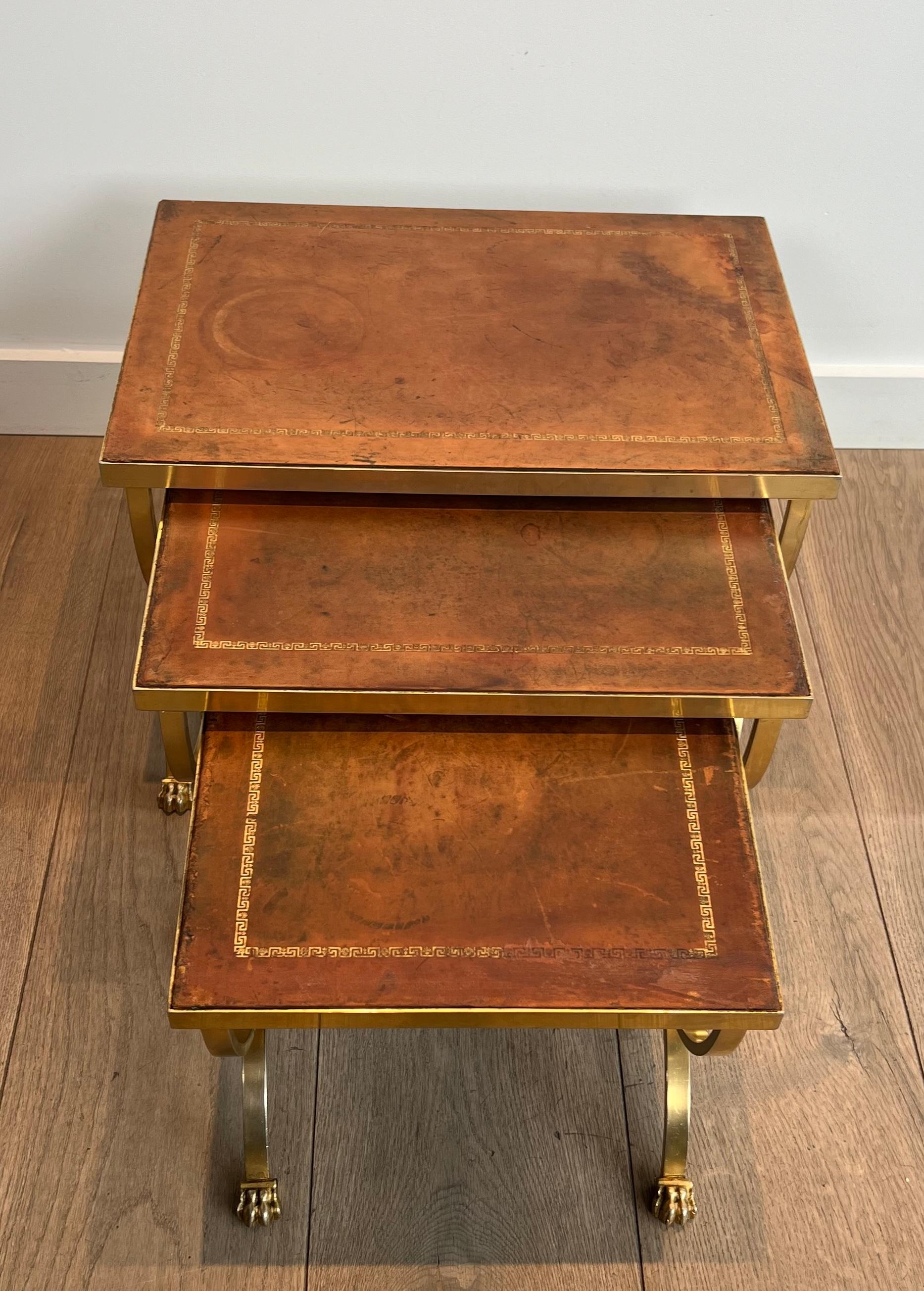 Set of Gilt Metal Nesting Tables with Claw Feet & Leather Tops by Maison Jansen In Good Condition For Sale In Marcq-en-Barœul, Hauts-de-France
