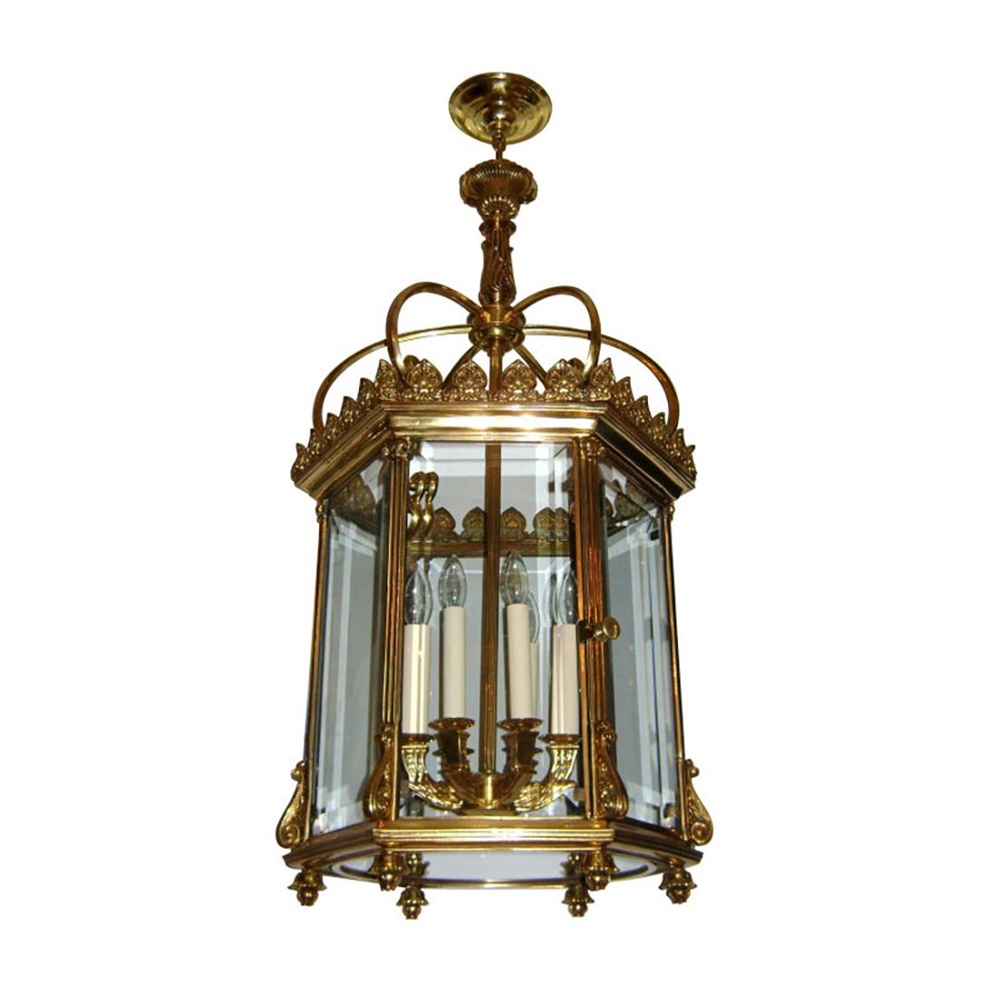 4 vergoldete Bronzelaternen im neoklassizistischen englischen Stil der 1940er Jahre mit sechs Lichtern im Inneren. Einzelverkauf.

Abmessungen:
Minimaler Abfall:  40″
Durchmesser:  19″