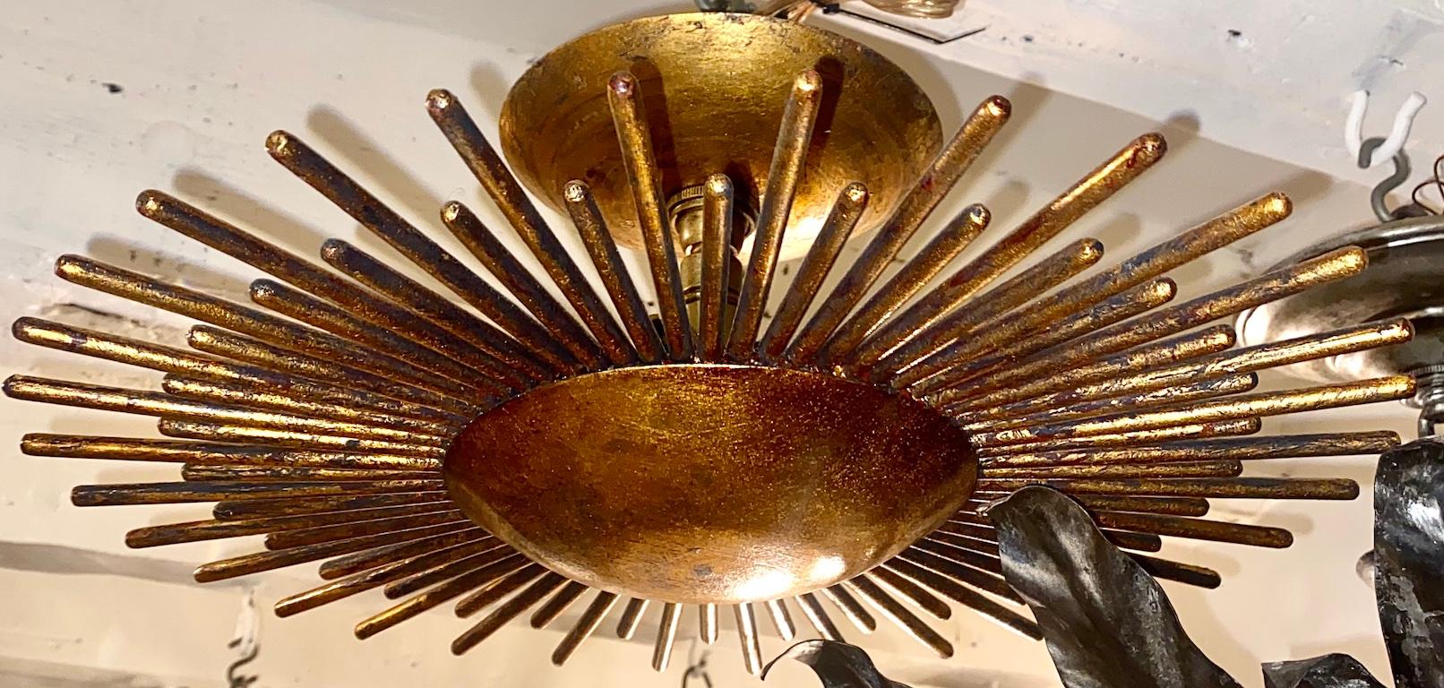 Métal Ensemble de luminaires dorés Sunburst, vendus à l'unité en vente