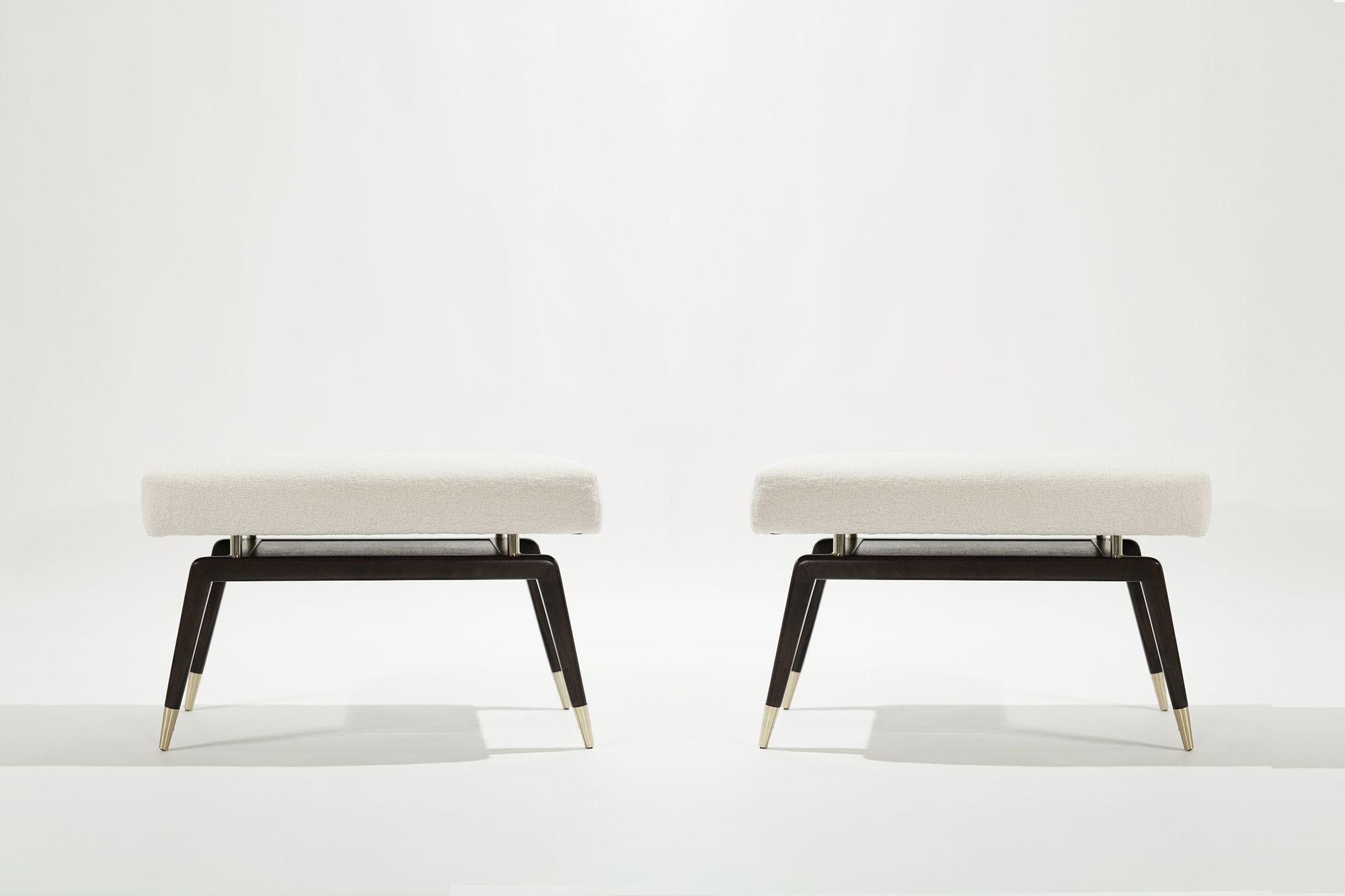 La panca Gio di Stamford Modern è un perfetto connubio tra il design senza tempo di Gio Ponti e la funzionalità moderna. Questa elegante panca è caratterizzata da gambe angolate con sabot in metallo per una maggiore stabilità e longevità. Il cuscino