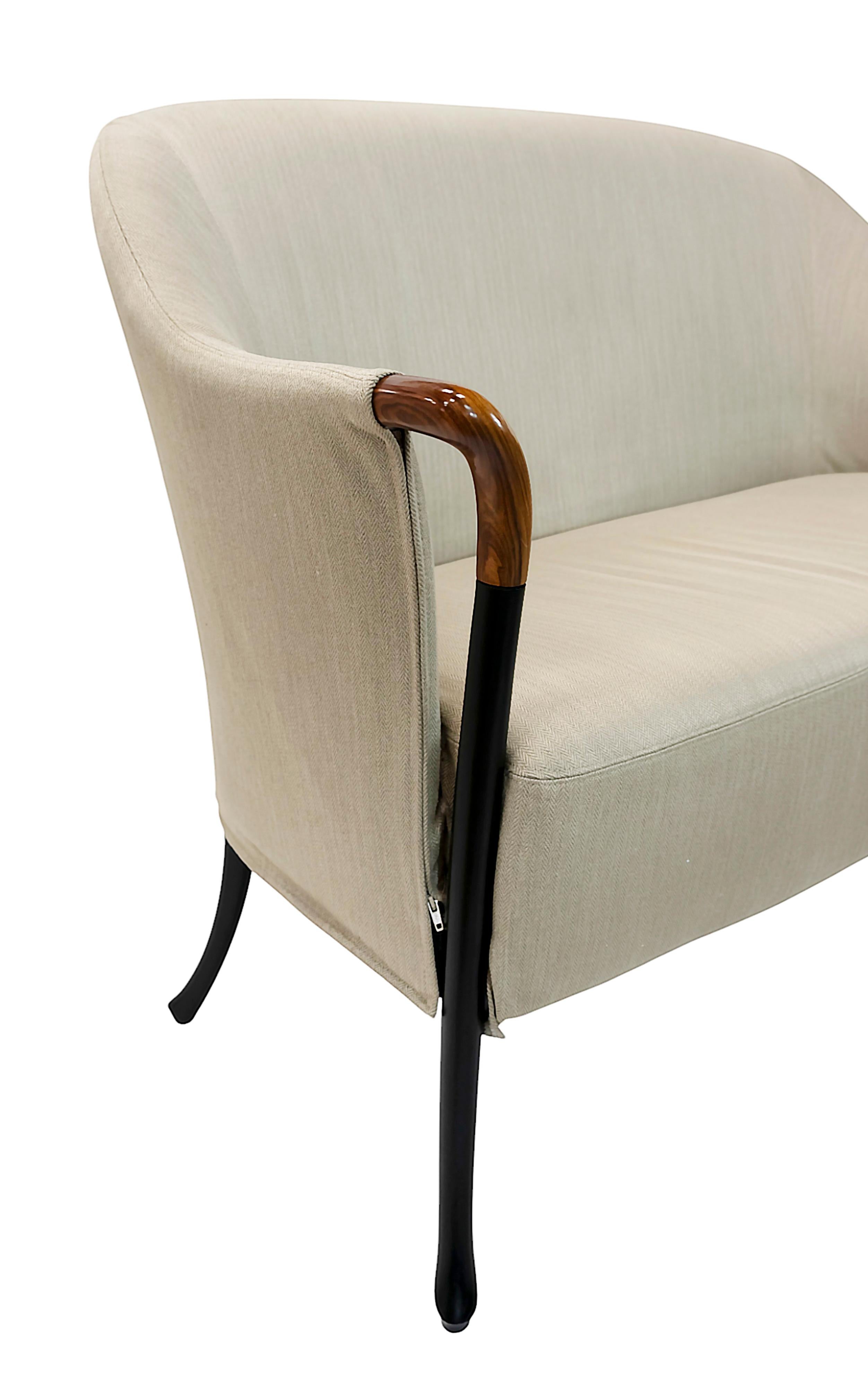 Set di divani/divani Giorgetti Progetti con pouf, disegnati da Umberto Asnago.
Data di fabbricazione: circa anni '80, Giorgetti, Italia.
Entrambi gli articoli sono dotati di etichette metalliche in tessuto sul fondo. 
Etichette in legno marrone