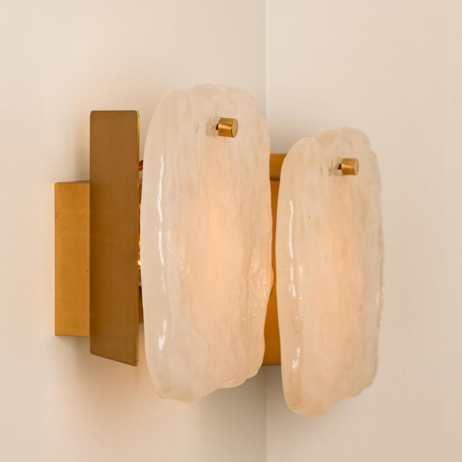 Ensemble de luminaires en verre et en laiton conçus par J.T Kalmar, Autriche, années 1960 en vente 4