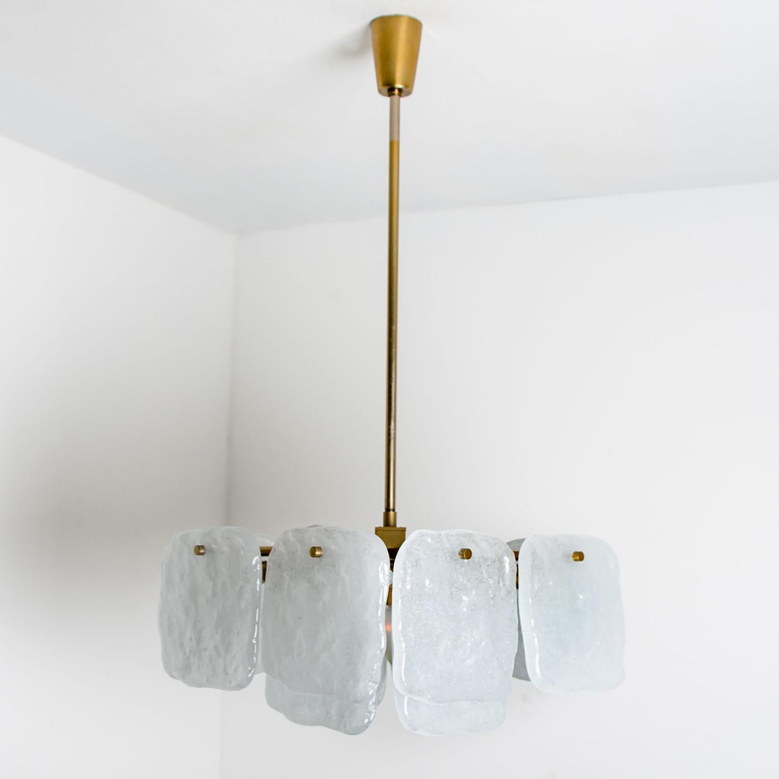 Un magnifique ensemble de luminaires conçus par J.T Kalmar, fabriqués par Kalmar Franken, en Autriche, dans les années 1960.
Design/One haut de gamme et fait main du 20e siècle. Les grands carrés d'abat-jour en verre texturé blanc et opaque offrent