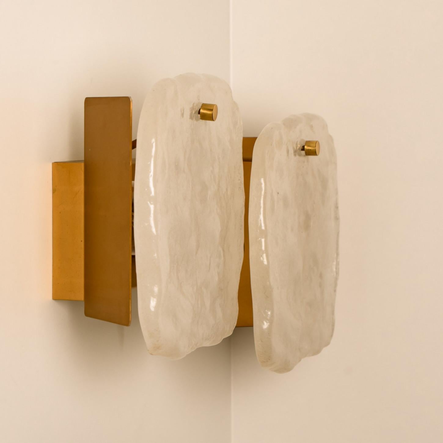Brossé Ensemble de luminaires en verre et en laiton conçus par J.T Kalmar, Autriche, années 1960 en vente