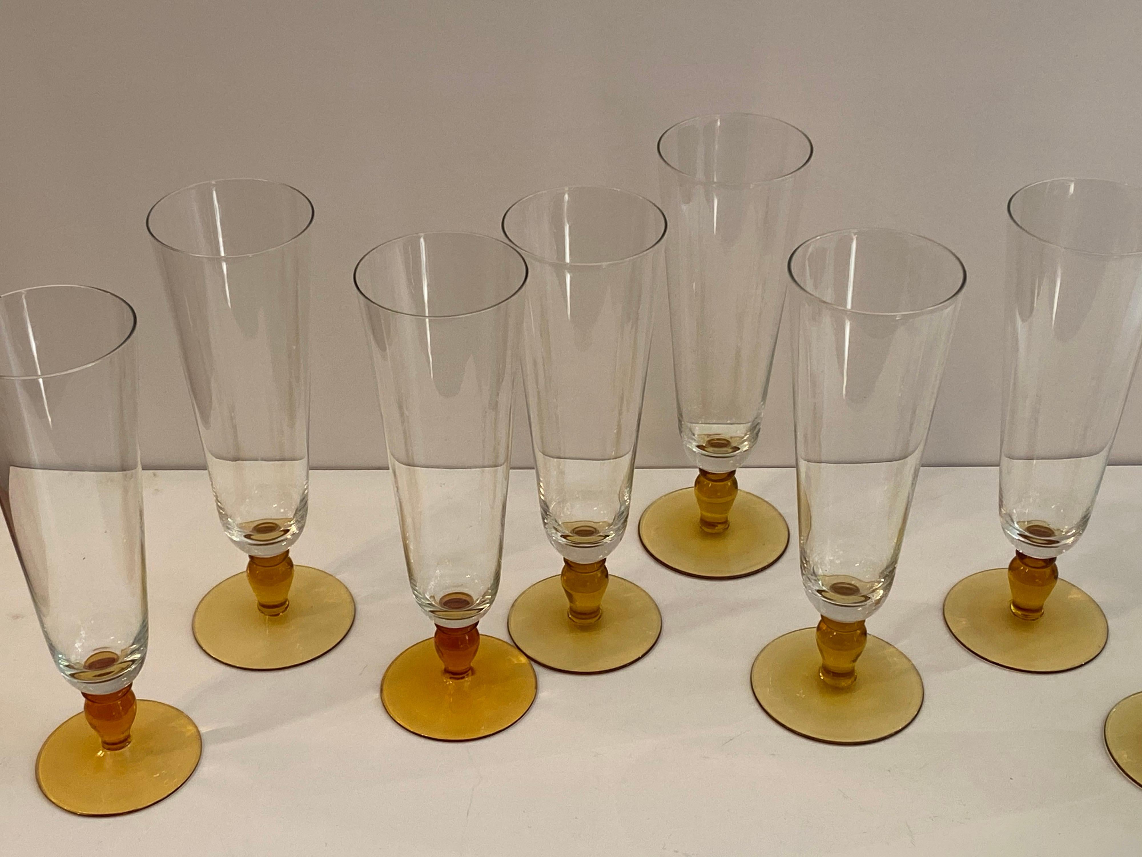 Set of 8 glass beer pilsners with amber bases. Nice quality, possibly Anchor Hocking !?