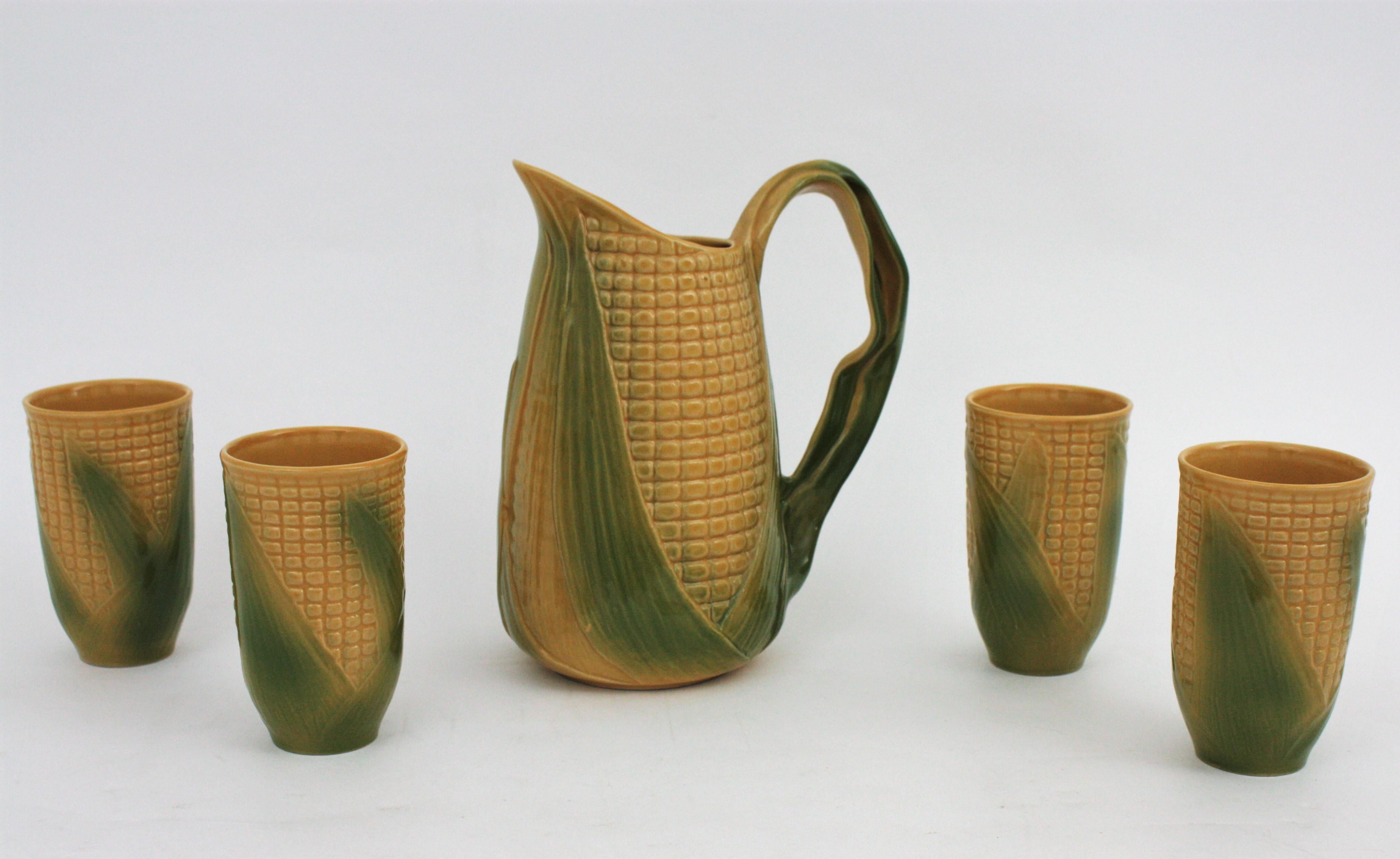 Auffälliges Majolika-Set aus glasierter Keramik mit Maiskolben und vier Bechern. Frankreich, 1960er Jahre.
Das Set besteht aus einem großen Keramikkrug in Form eines Maiskolbens und vier Keramikgläsern mit demselben Design.
Dieses Set wird ein