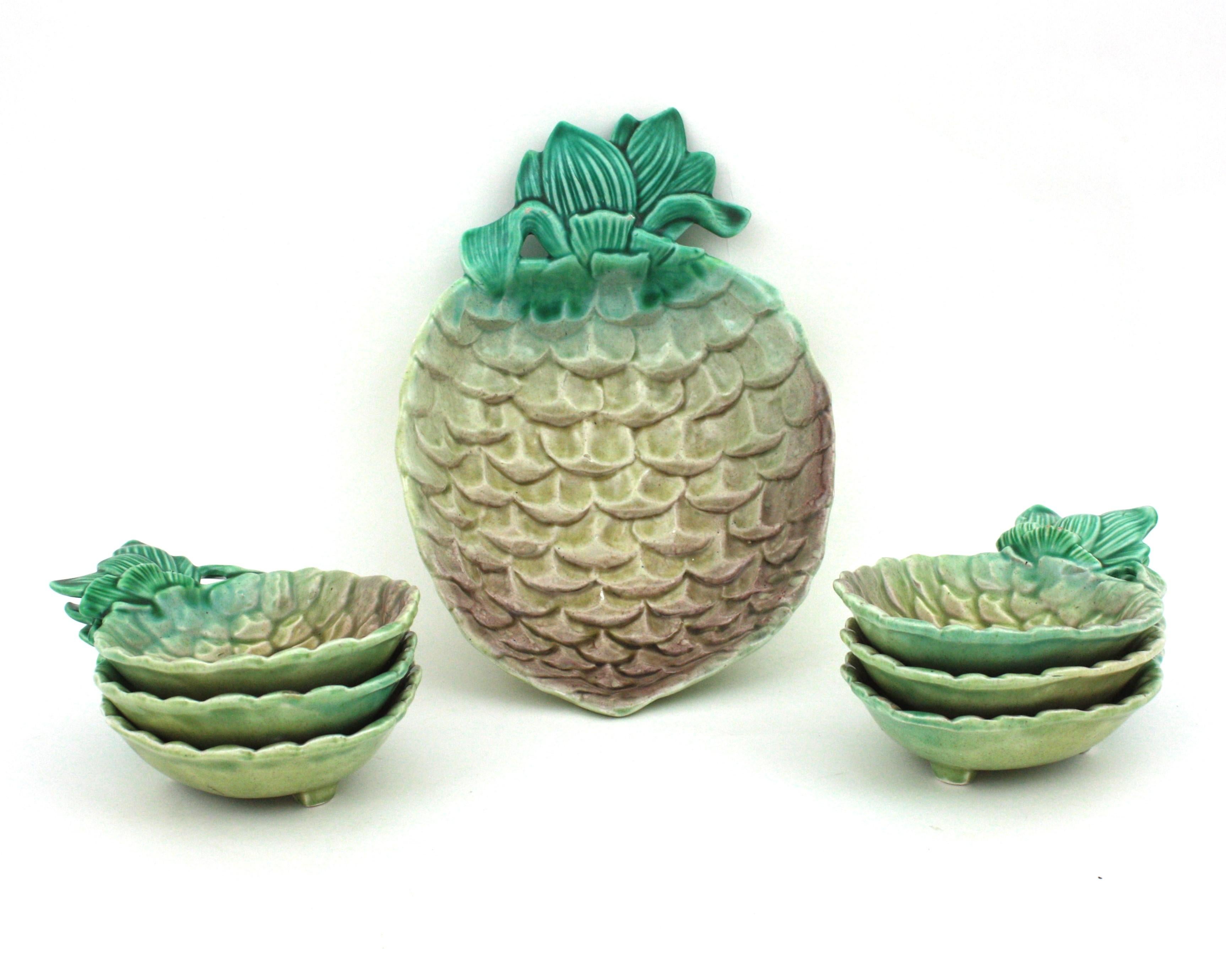 Eye-catching set of 6 majolica ceramic pineapple small dishes and a large pineapple tray or large bowl. Spain, 1960s.
This hand-painted set can be used to serve desserts, salads or appetizers and would be perfect for your parties and celebrations.