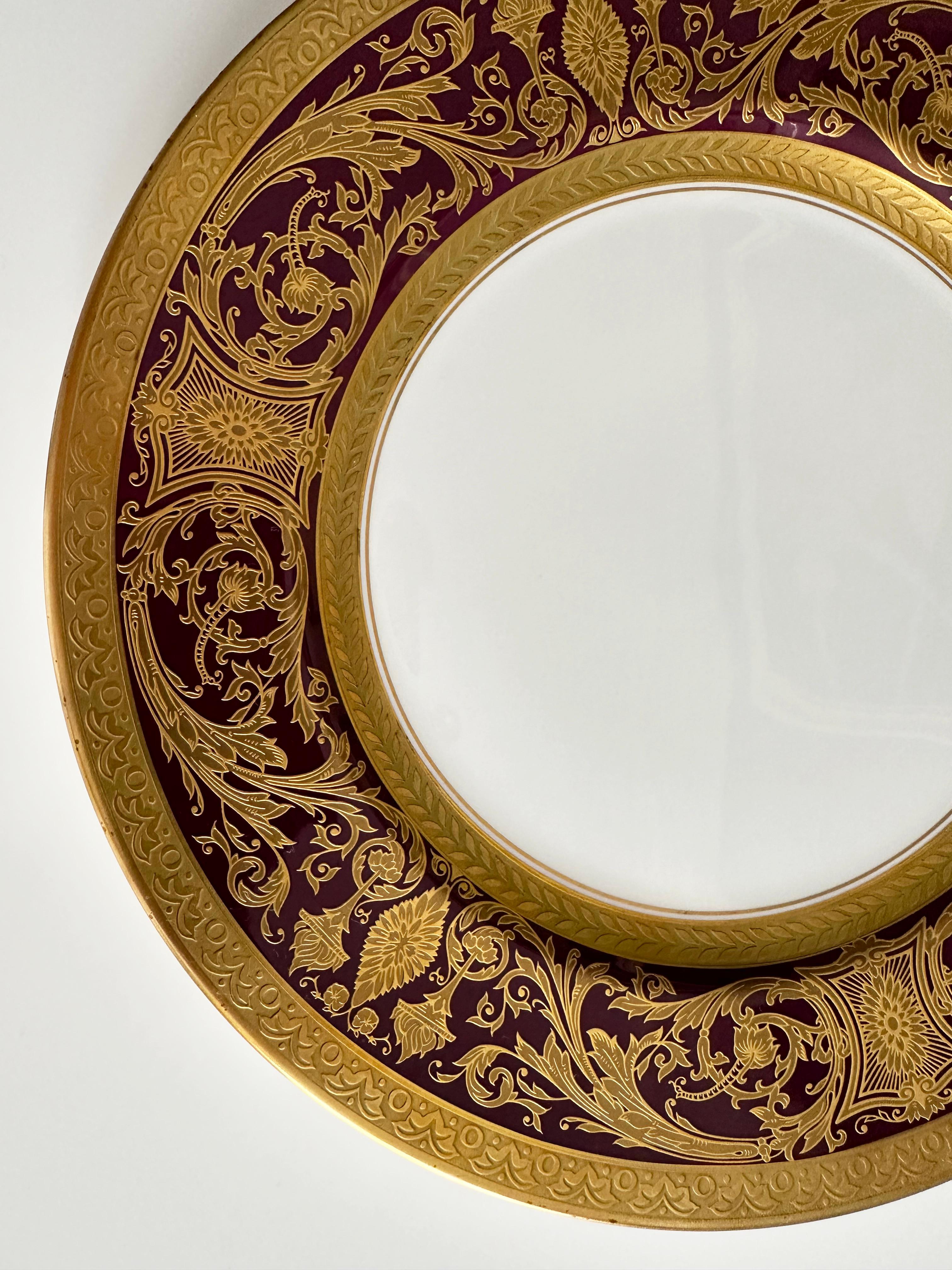 Set of Gold and Burgundy Decorative Plates Barocco Style by De Lamerie In Excellent Condition For Sale In Hong Kong, HK