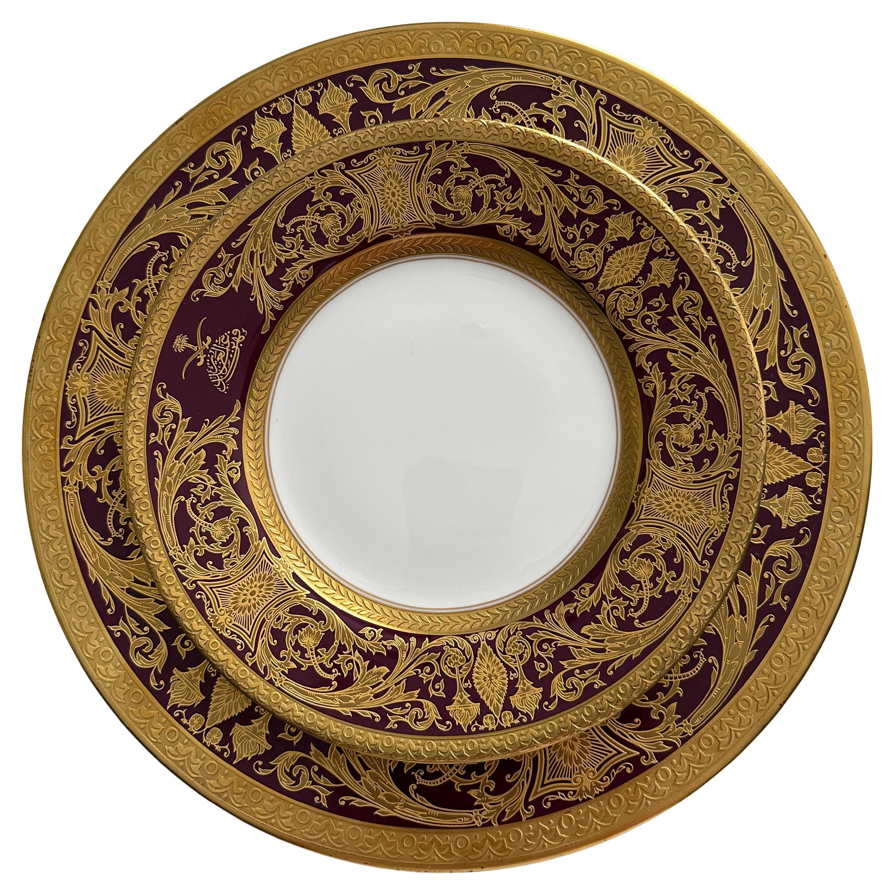 Set di piatti decorativi in oro e borgogna in stile Barocco di De Lamerie