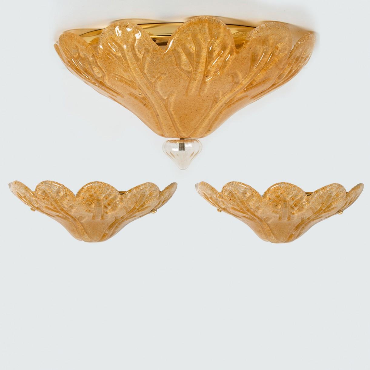 Satz von drei eleganten mundgeblasenen Murano-Glasleuchten von Vistosi, Italien, 1970er Jahre.

Bündiger Einbau:
Das blattförmige Glas ist goldgesprenkelt und hat einen klaren 