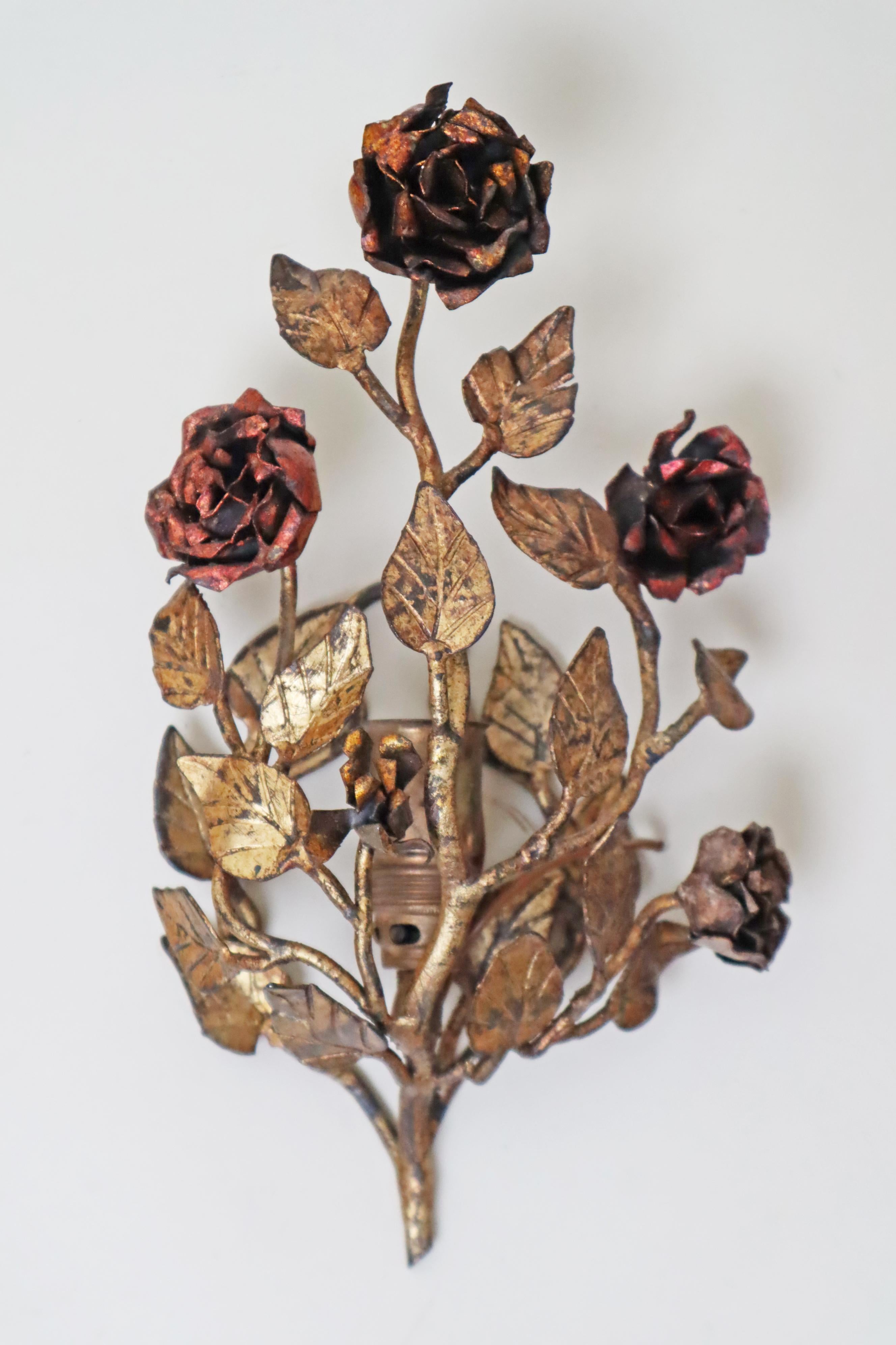 Juego de lámparas de pared doradas de estilo Hollywood Regency italiano forjadas a mano con rosas en venta 2