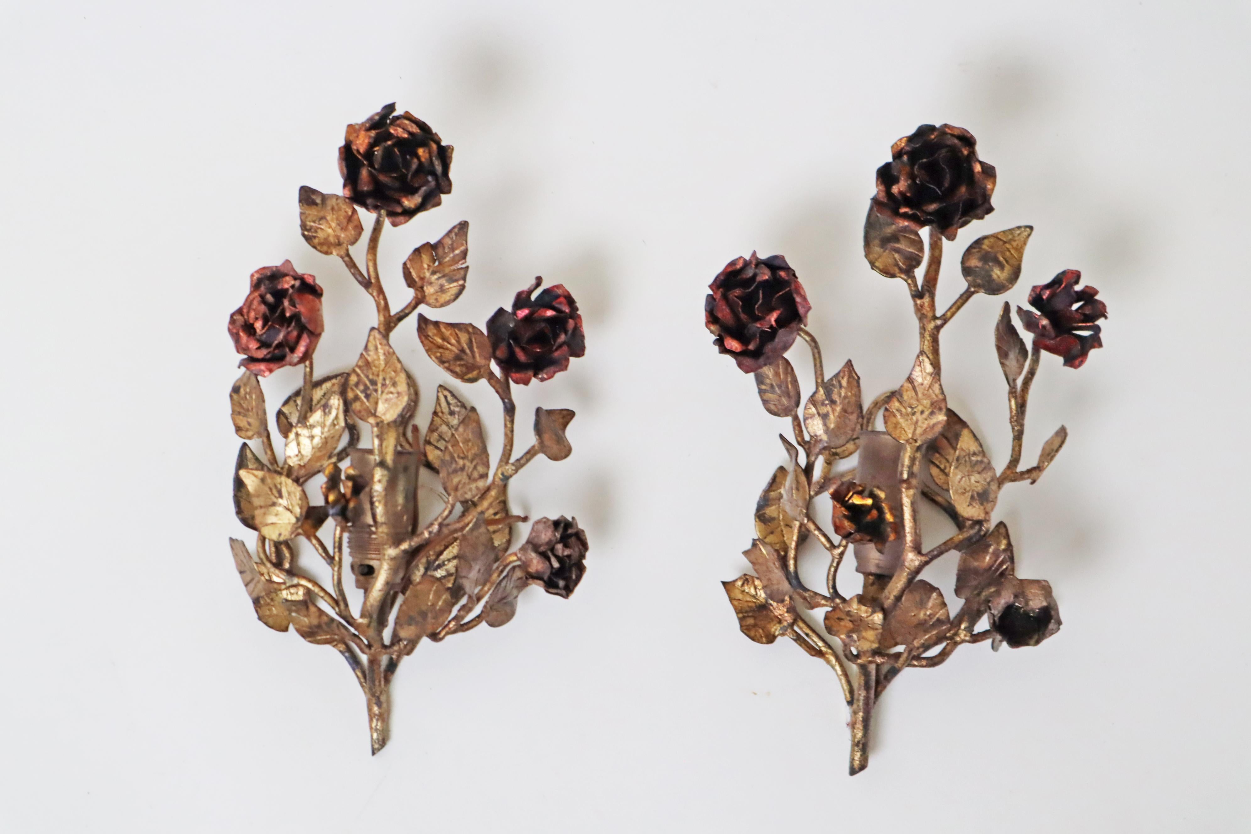 Juego de lámparas de pared doradas de estilo Hollywood Regency italiano forjadas a mano con rosas en venta 3