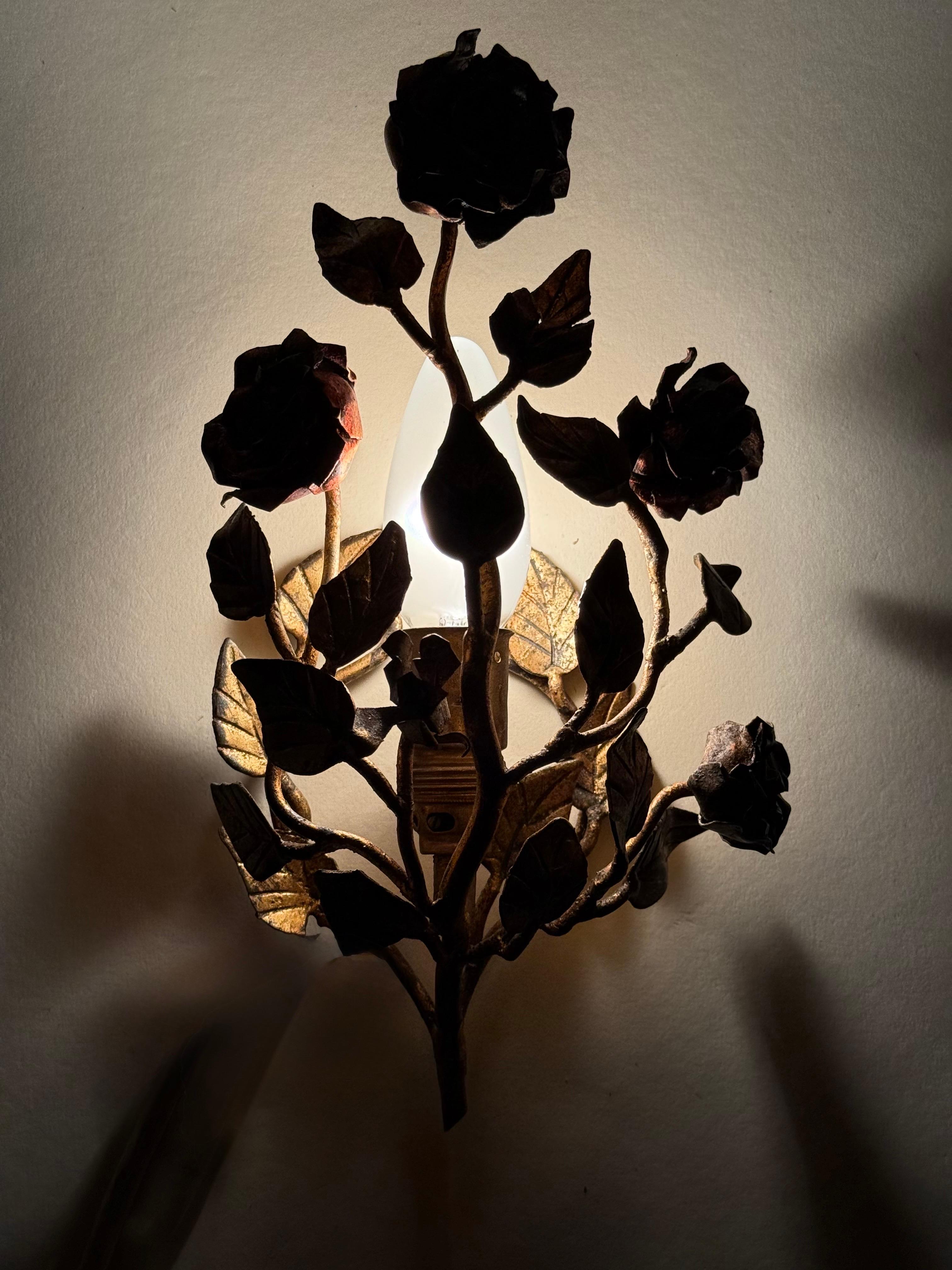 Juego de lámparas de pared doradas de estilo Hollywood Regency italiano forjadas a mano con rosas en venta 4