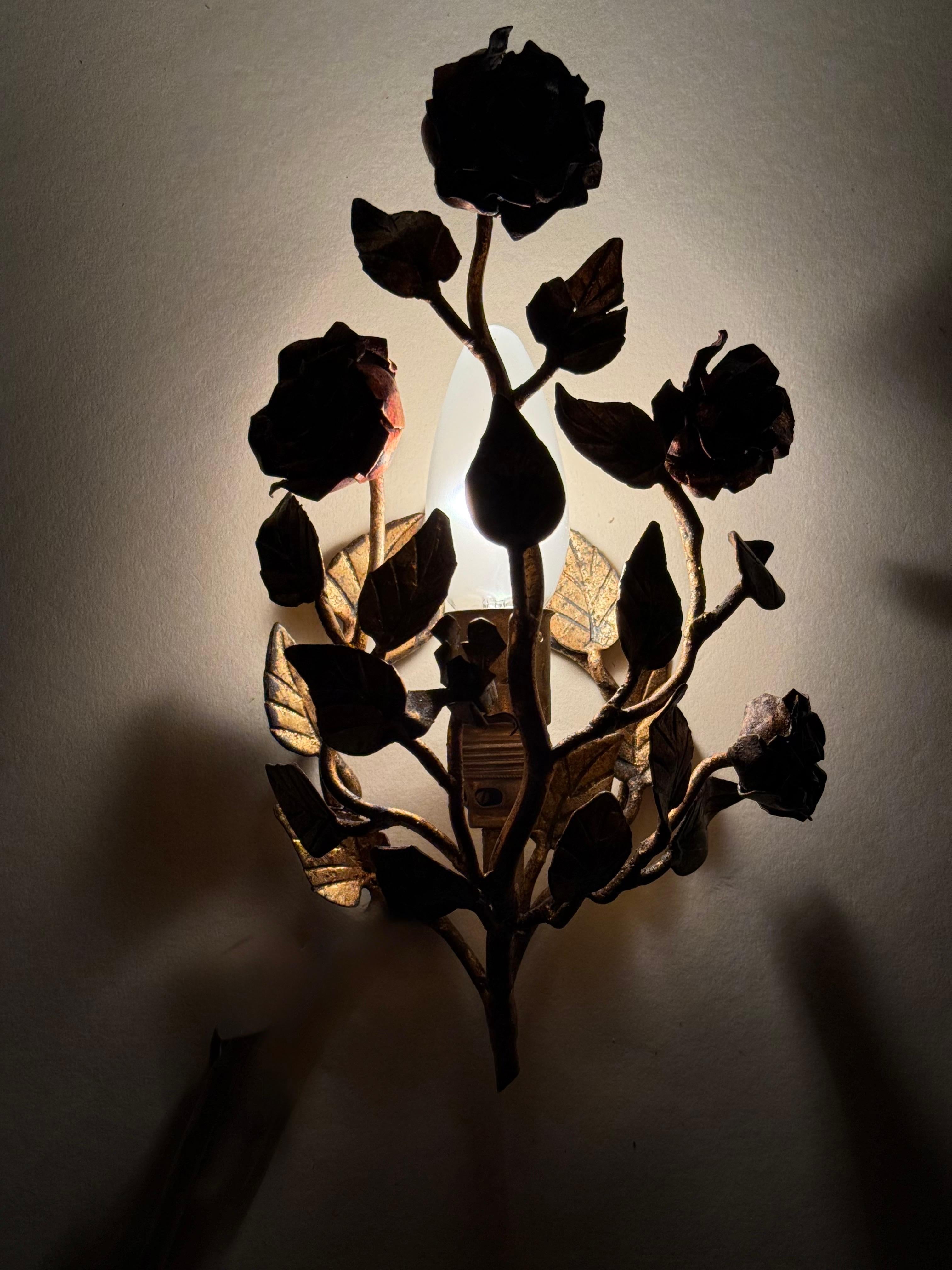 Juego de lámparas de pared doradas de estilo Hollywood Regency italiano forjadas a mano con rosas en venta 5